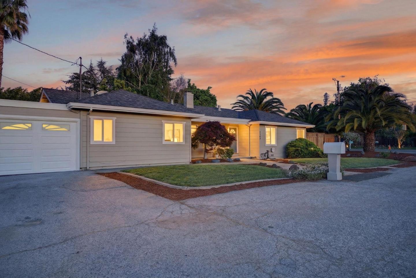 Detail Gallery Image 2 of 39 For 2169 Yorkshire Way, Mountain View,  CA 94040 - 4 Beds | 2 Baths