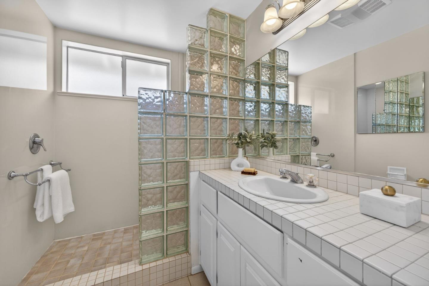 Detail Gallery Image 25 of 39 For 2169 Yorkshire Way, Mountain View,  CA 94040 - 4 Beds | 2 Baths
