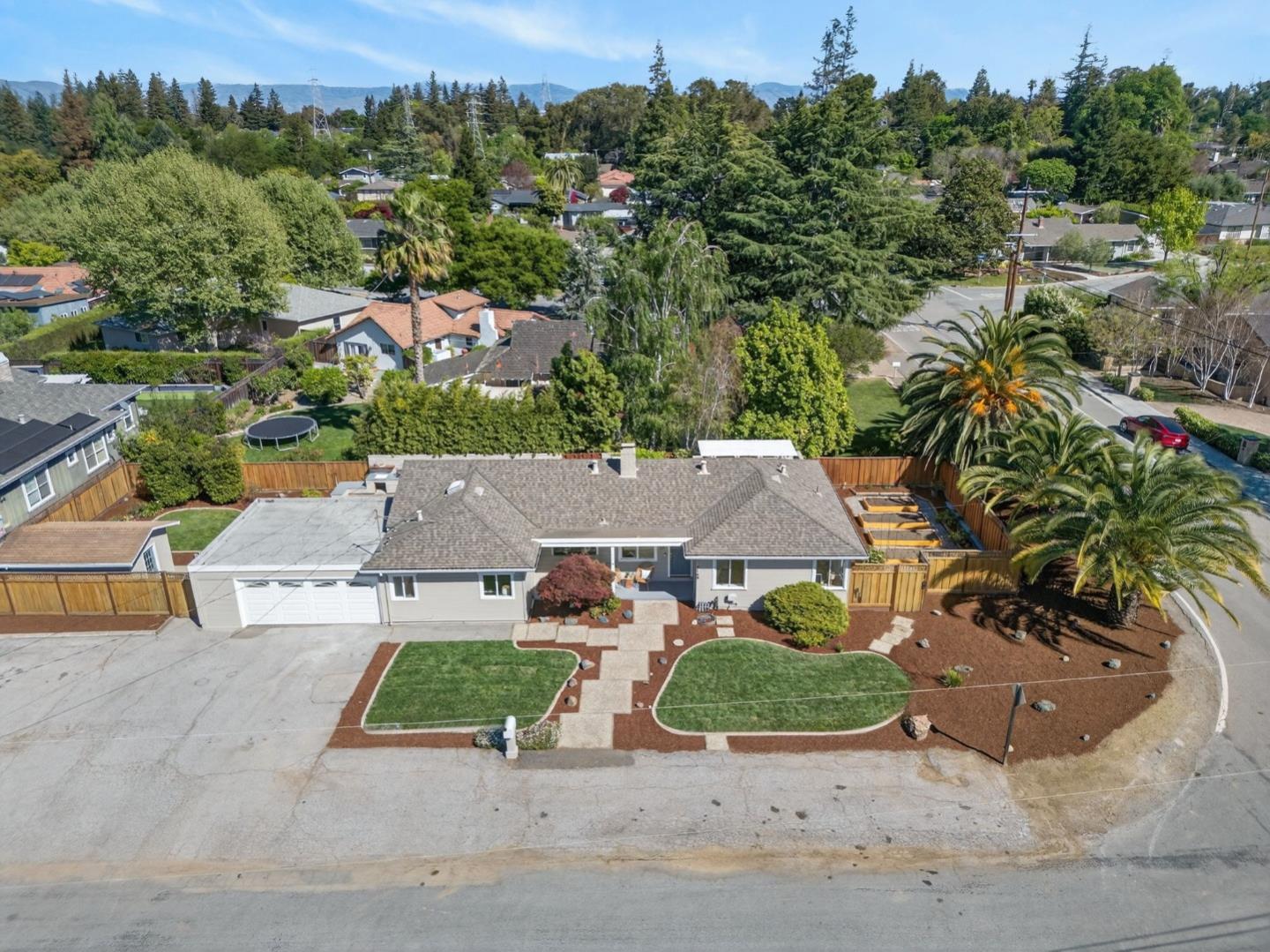 Detail Gallery Image 3 of 39 For 2169 Yorkshire Way, Mountain View,  CA 94040 - 4 Beds | 2 Baths