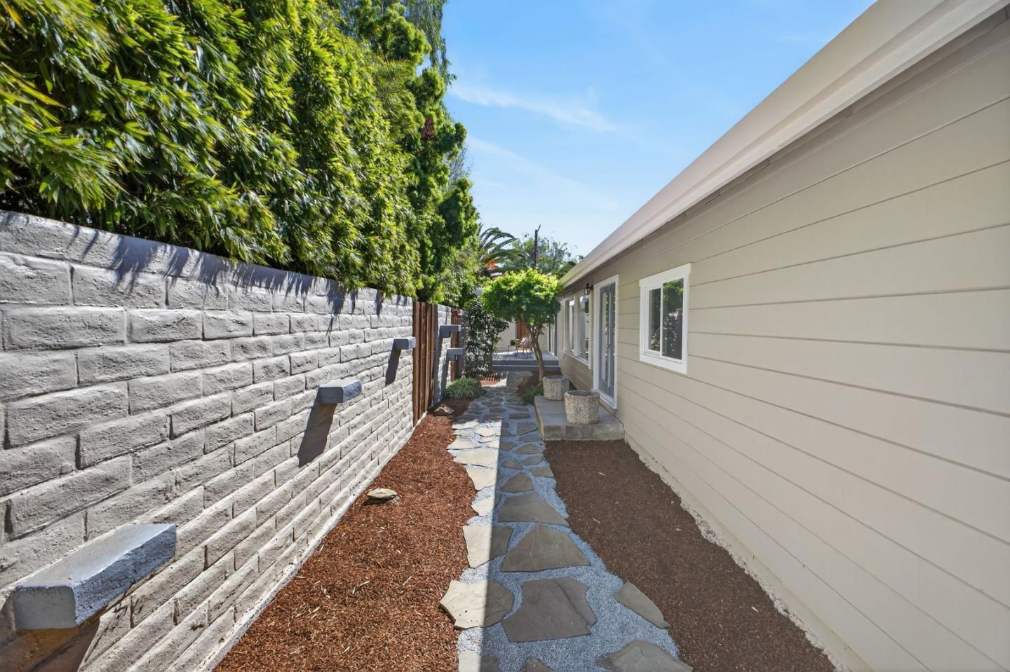 Detail Gallery Image 30 of 39 For 2169 Yorkshire Way, Mountain View,  CA 94040 - 4 Beds | 2 Baths