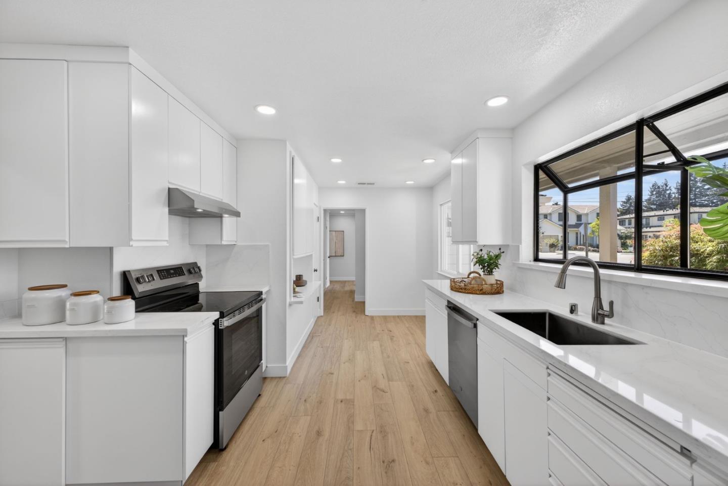 Detail Gallery Image 6 of 39 For 2169 Yorkshire Way, Mountain View,  CA 94040 - 4 Beds | 2 Baths