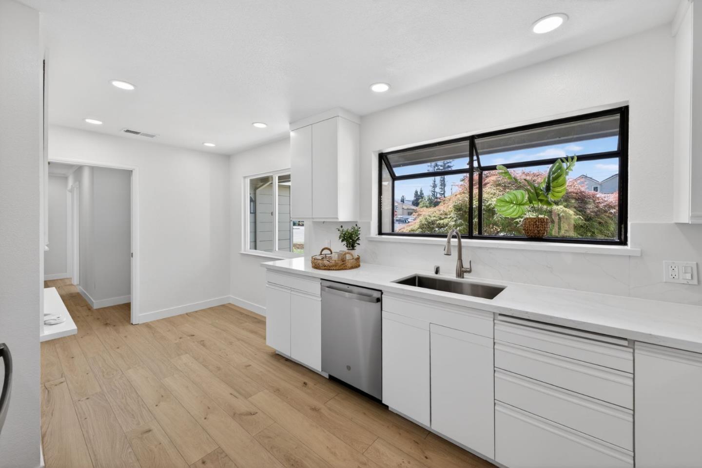 Detail Gallery Image 7 of 39 For 2169 Yorkshire Way, Mountain View,  CA 94040 - 4 Beds | 2 Baths