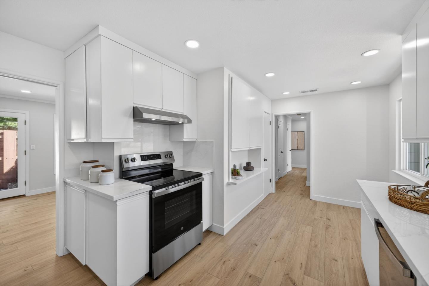 Detail Gallery Image 8 of 39 For 2169 Yorkshire Way, Mountain View,  CA 94040 - 4 Beds | 2 Baths