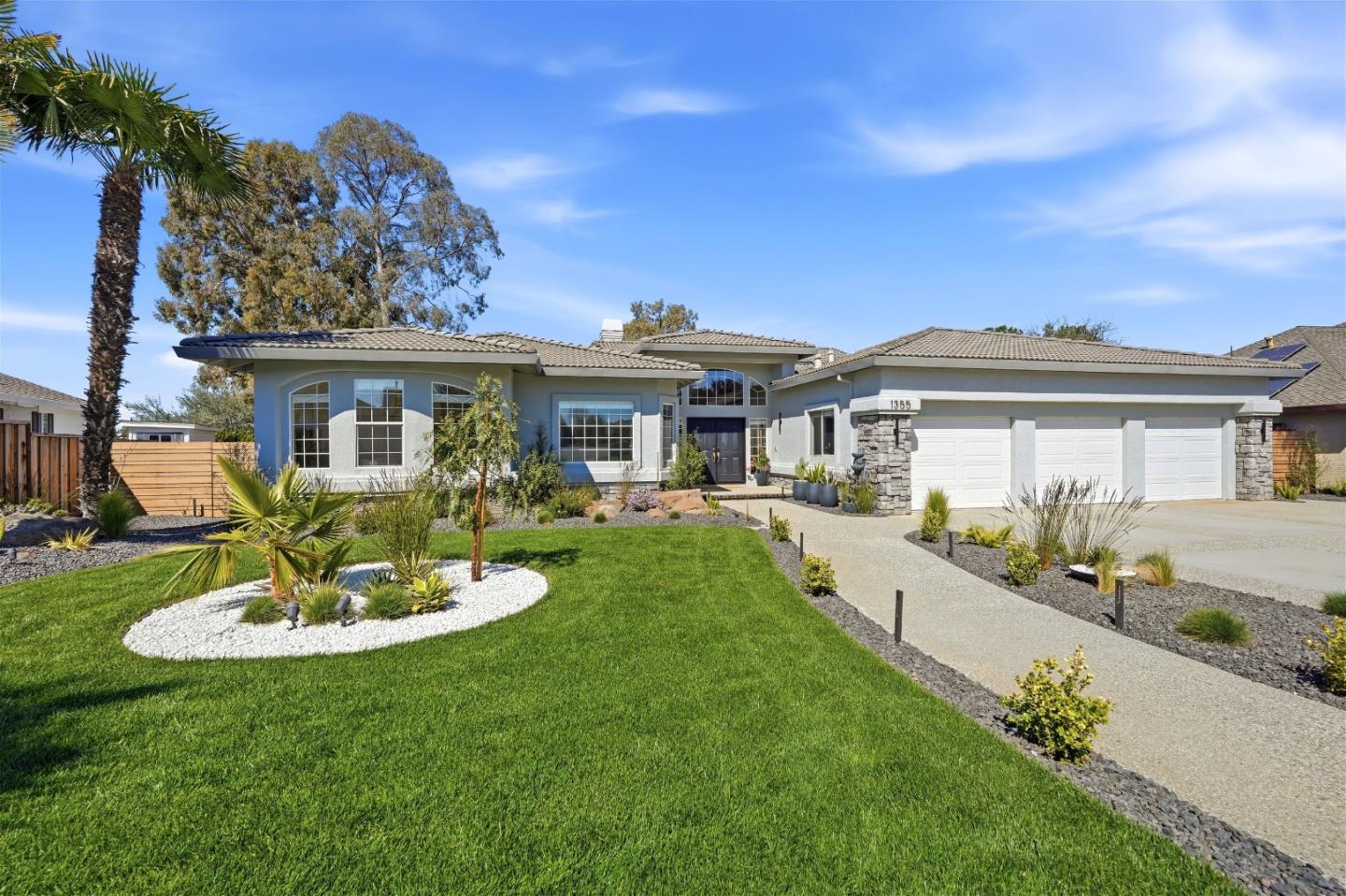 Detail Gallery Image 4 of 55 For 1355 Sonnys Way, Hollister,  CA 95023 - 4 Beds | 3 Baths