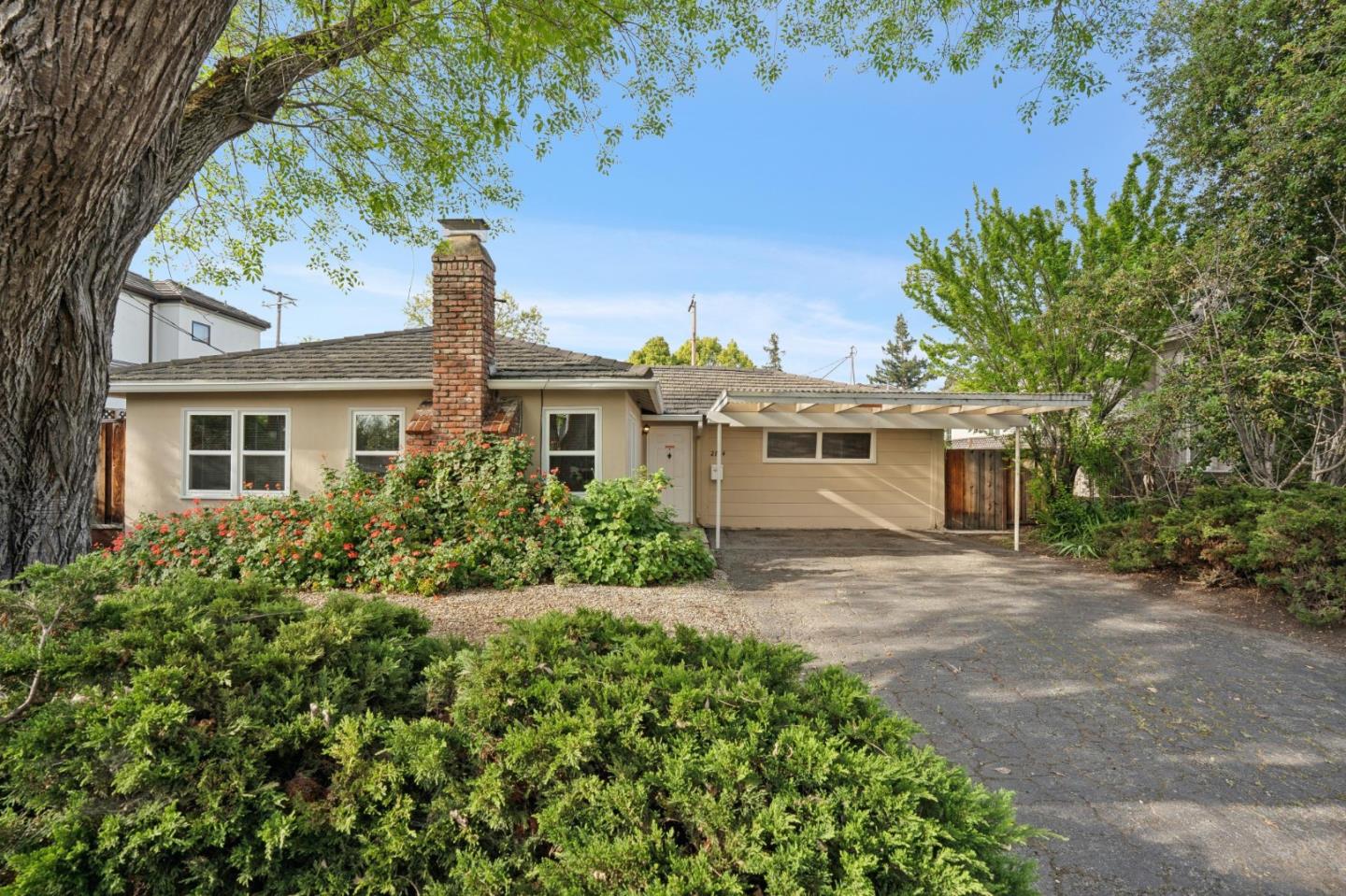 Detail Gallery Image 3 of 30 For 2704 Louis Rd, Palo Alto,  CA 94303 - 3 Beds | 2 Baths