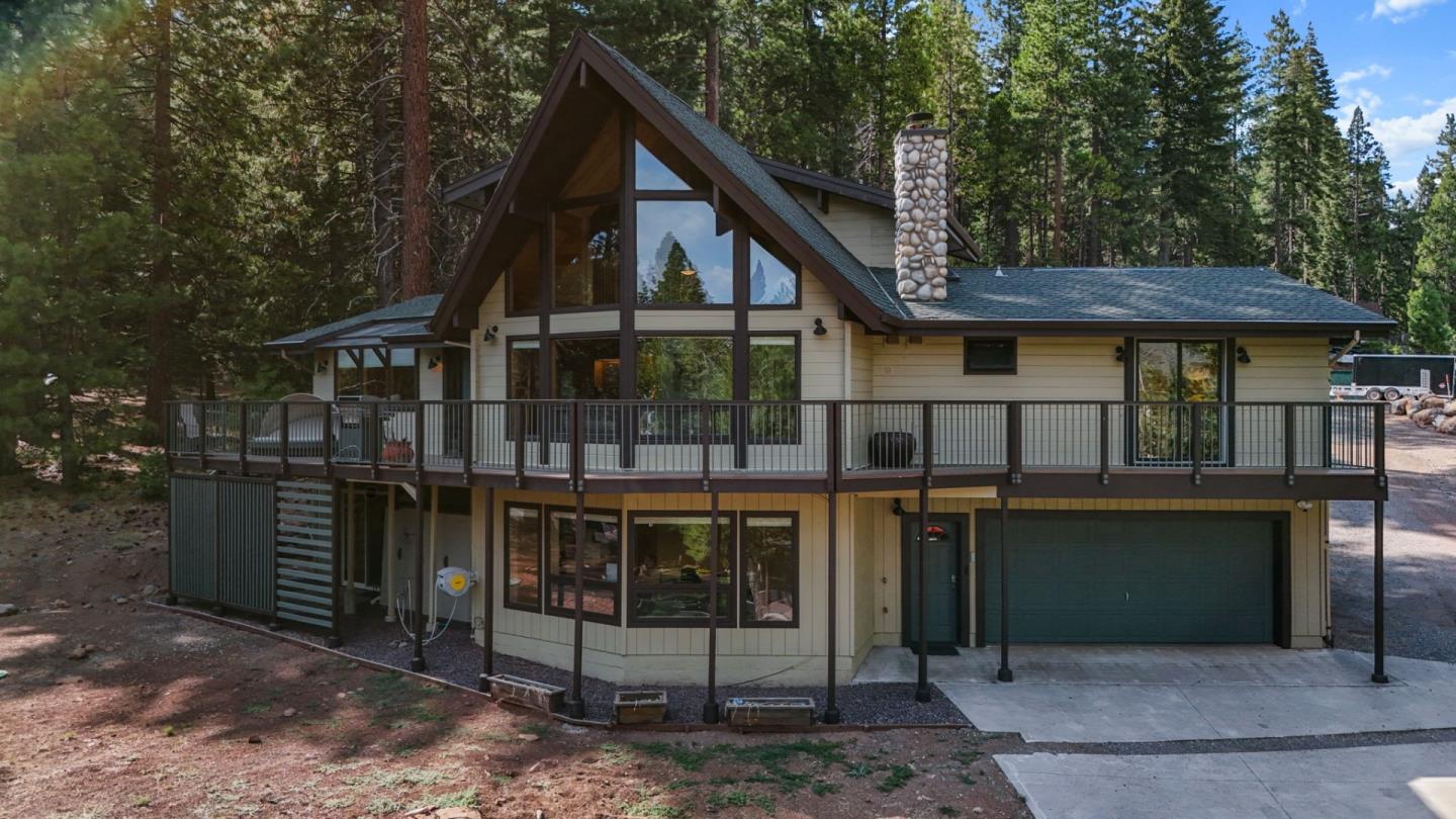 Detail Gallery Image 2 of 60 For 523 Peninsula Dr, Lake Almanor,  CA 96137 - 4 Beds | 3 Baths