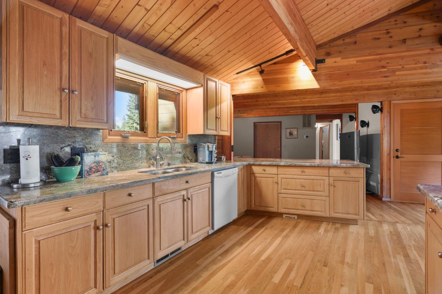 Detail Gallery Image 22 of 60 For 523 Peninsula Dr, Lake Almanor,  CA 96137 - 4 Beds | 3 Baths