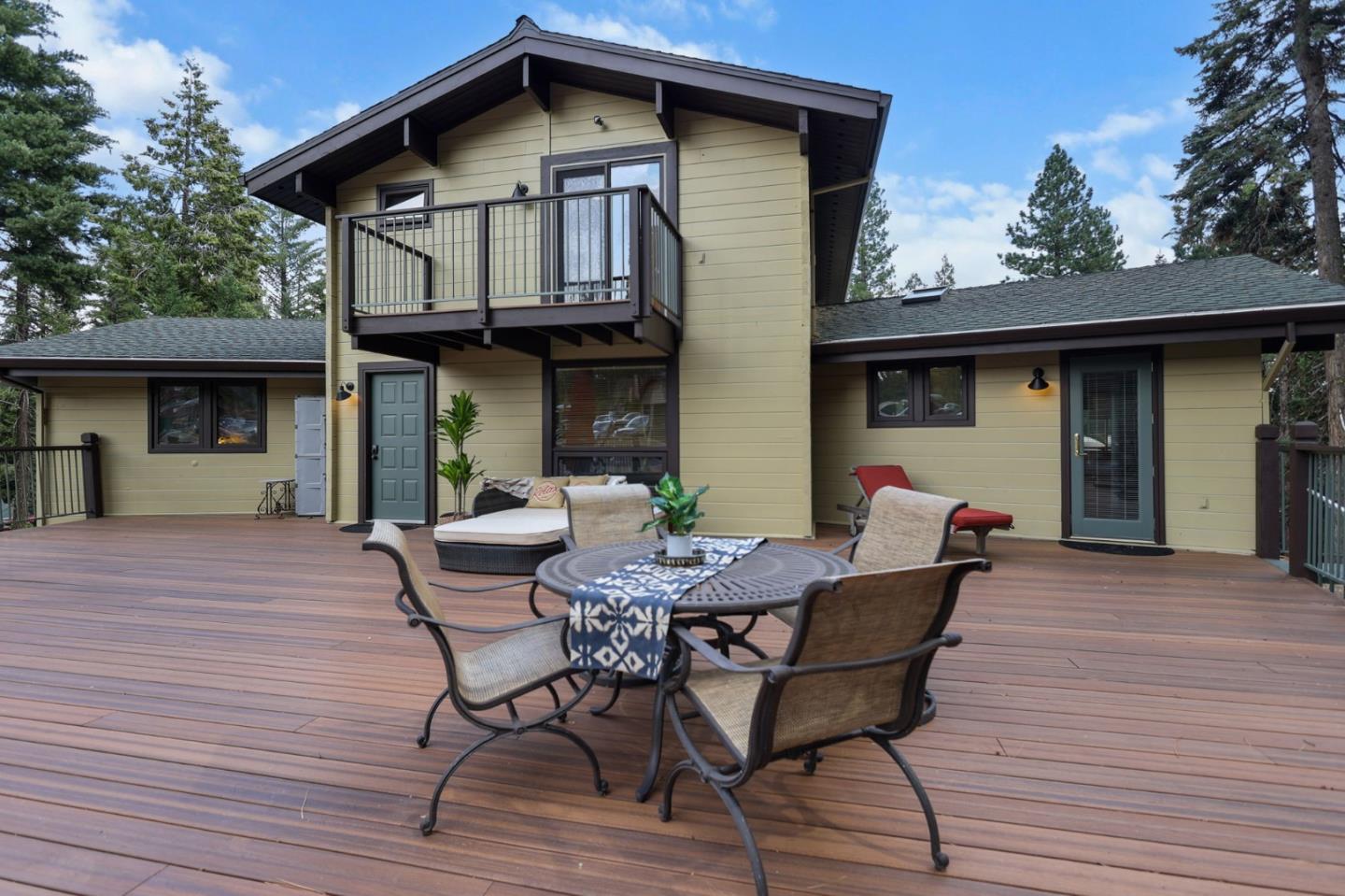 Detail Gallery Image 8 of 60 For 523 Peninsula Dr, Lake Almanor,  CA 96137 - 4 Beds | 3 Baths