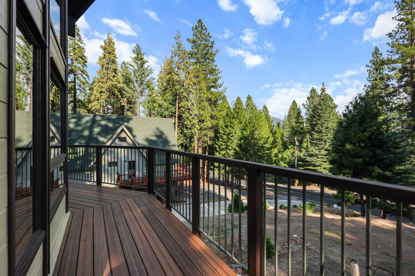 Detail Gallery Image 9 of 60 For 523 Peninsula Dr, Lake Almanor,  CA 96137 - 4 Beds | 3 Baths