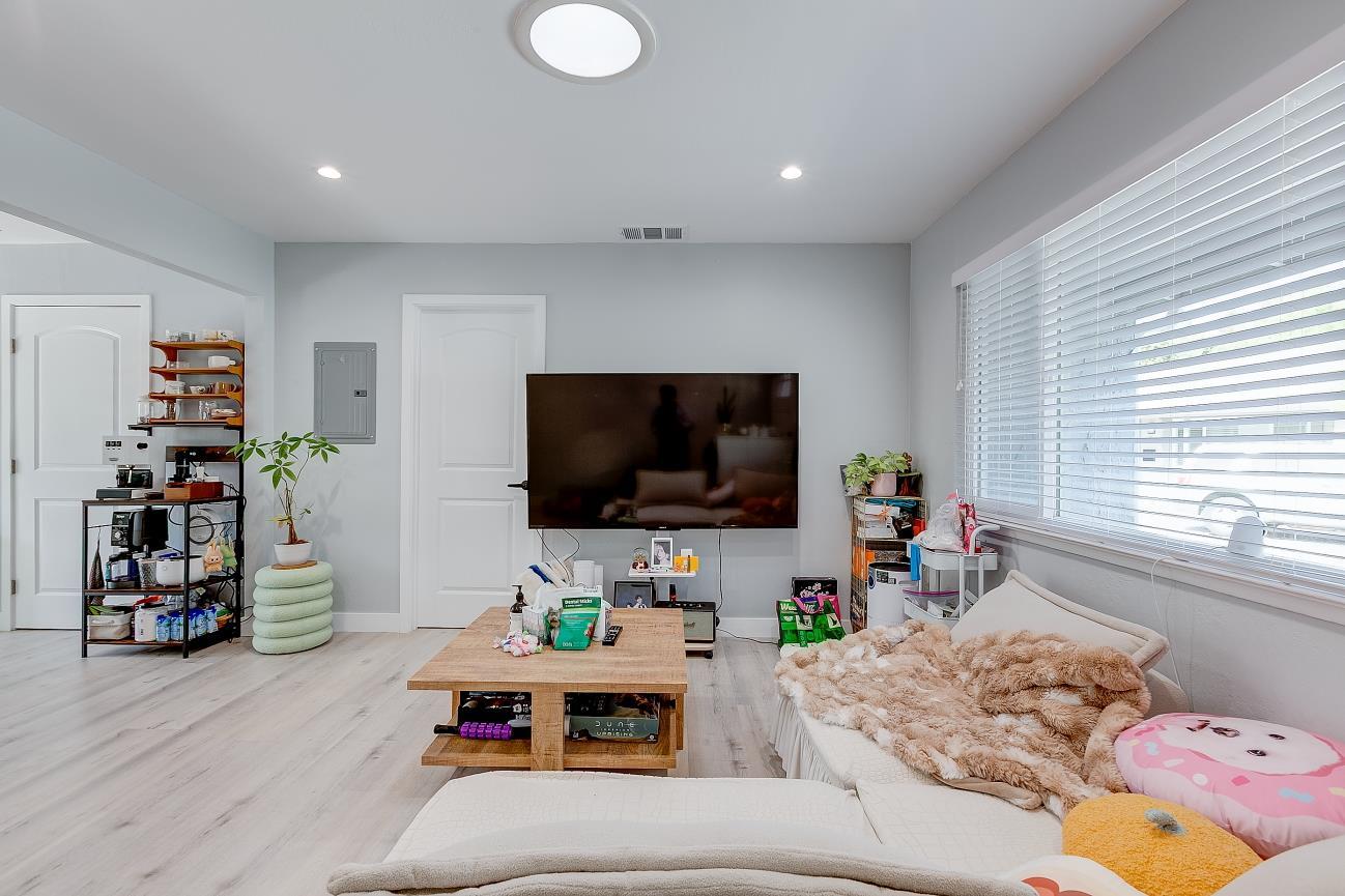 Detail Gallery Image 21 of 30 For 686-688 San Luisito Way, Sunnyvale,  CA 94085 - 6 Beds | 4 Baths