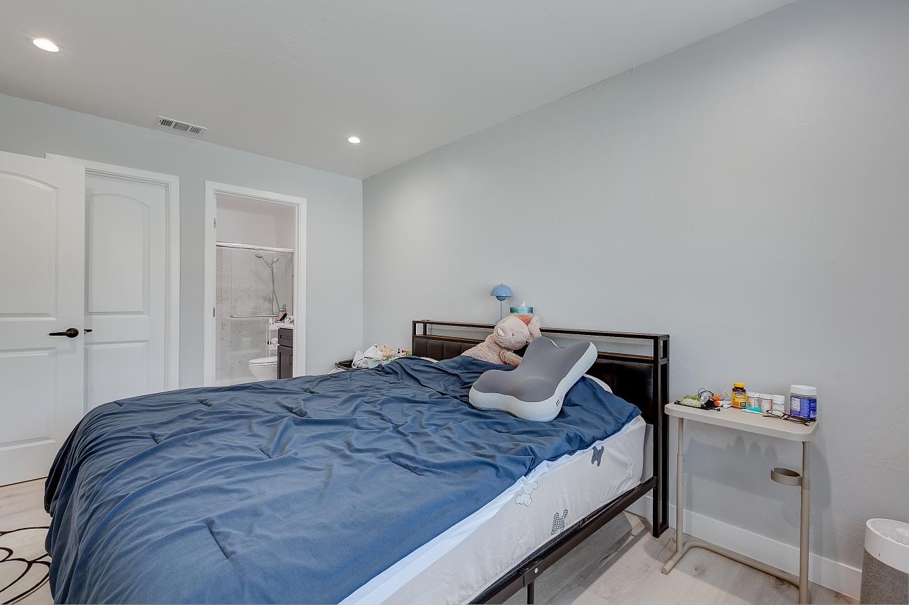 Detail Gallery Image 24 of 30 For 686-688 San Luisito Way, Sunnyvale,  CA 94085 - 6 Beds | 4 Baths