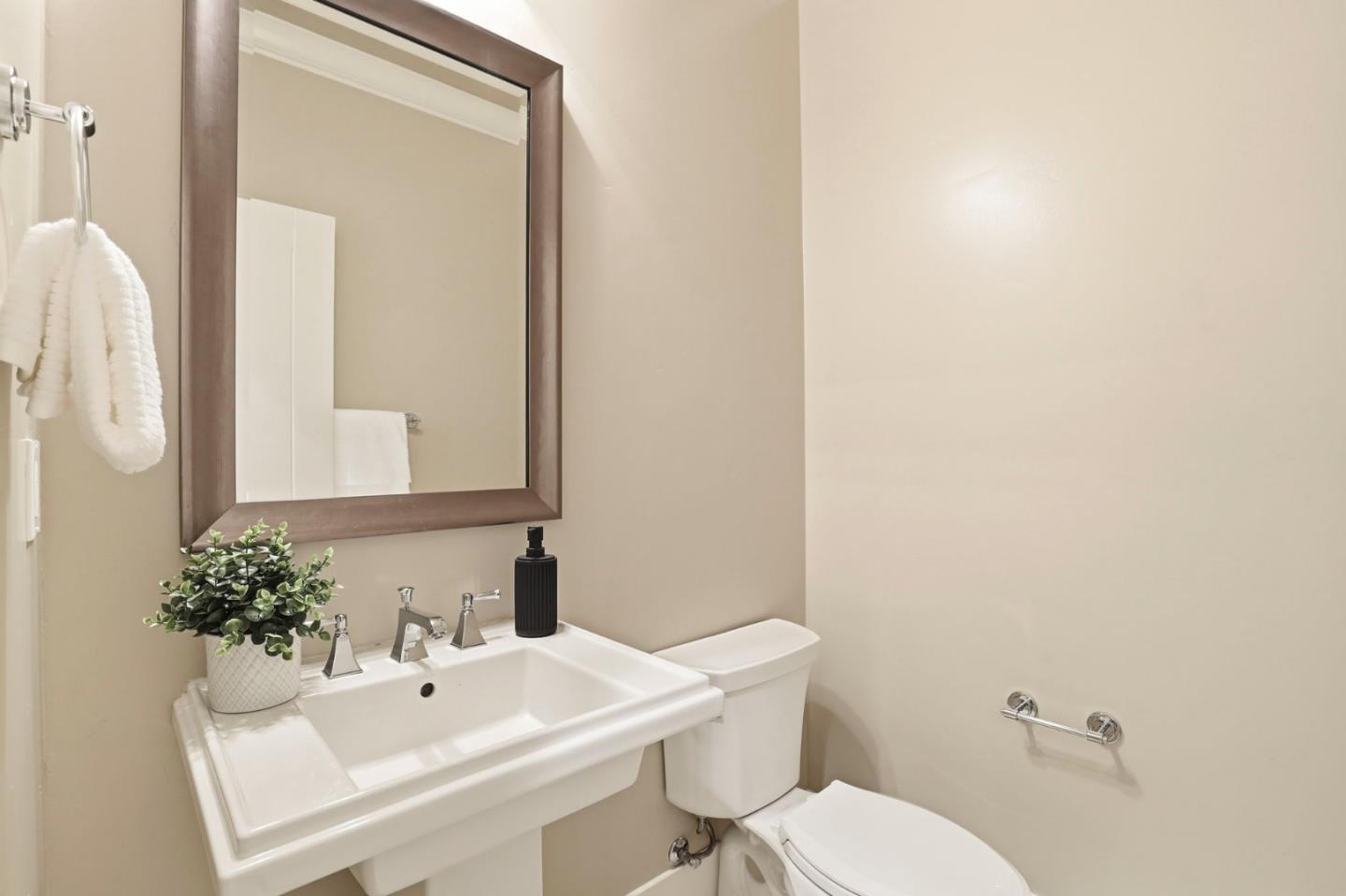Detail Gallery Image 20 of 47 For 38 Liberty Hall Ln, Redwood City,  CA 94062 - 4 Beds | 4/1 Baths