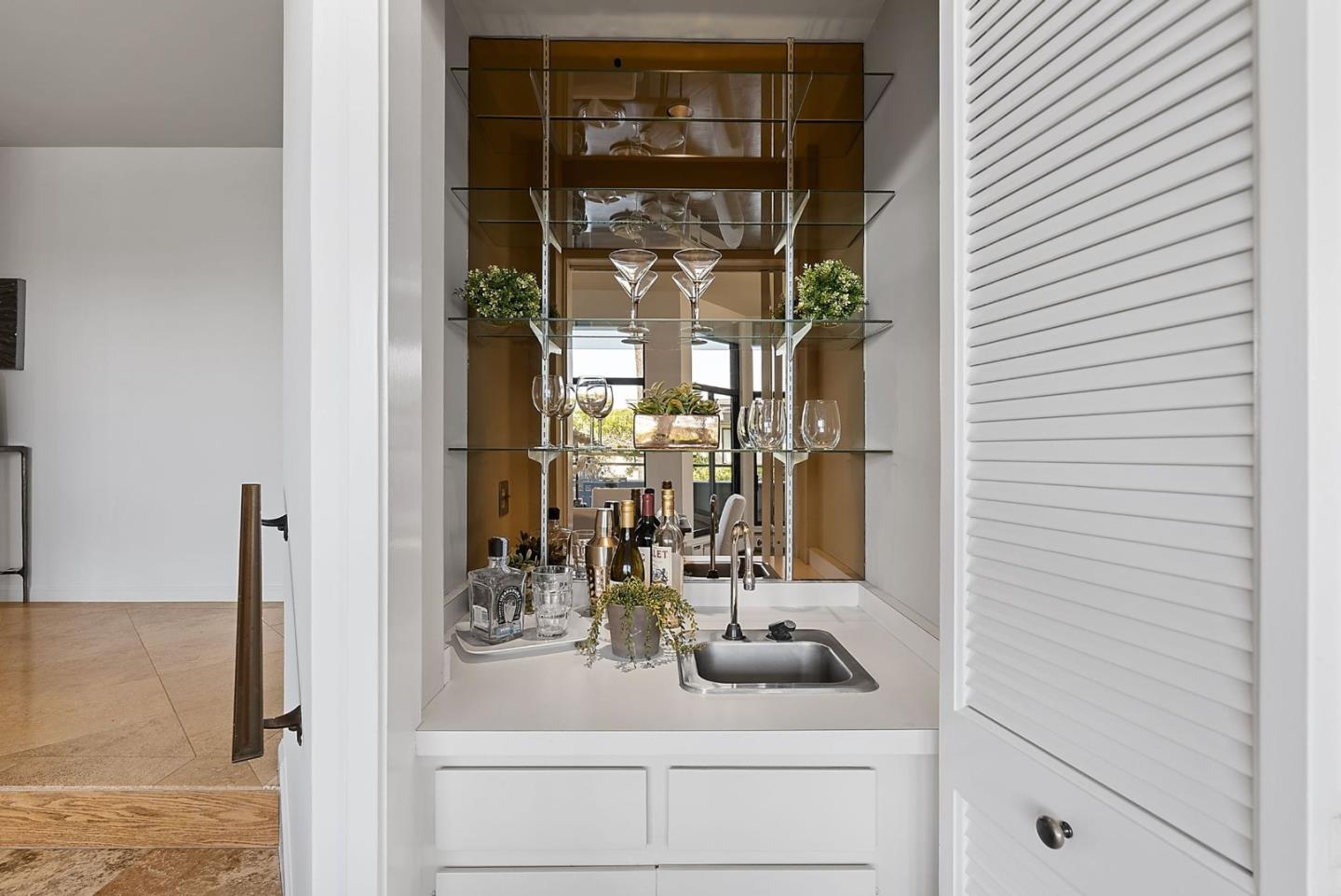 Detail Gallery Image 16 of 53 For 2390 Hyde St 1a,  San Francisco,  CA 94109 - 3 Beds | 2 Baths