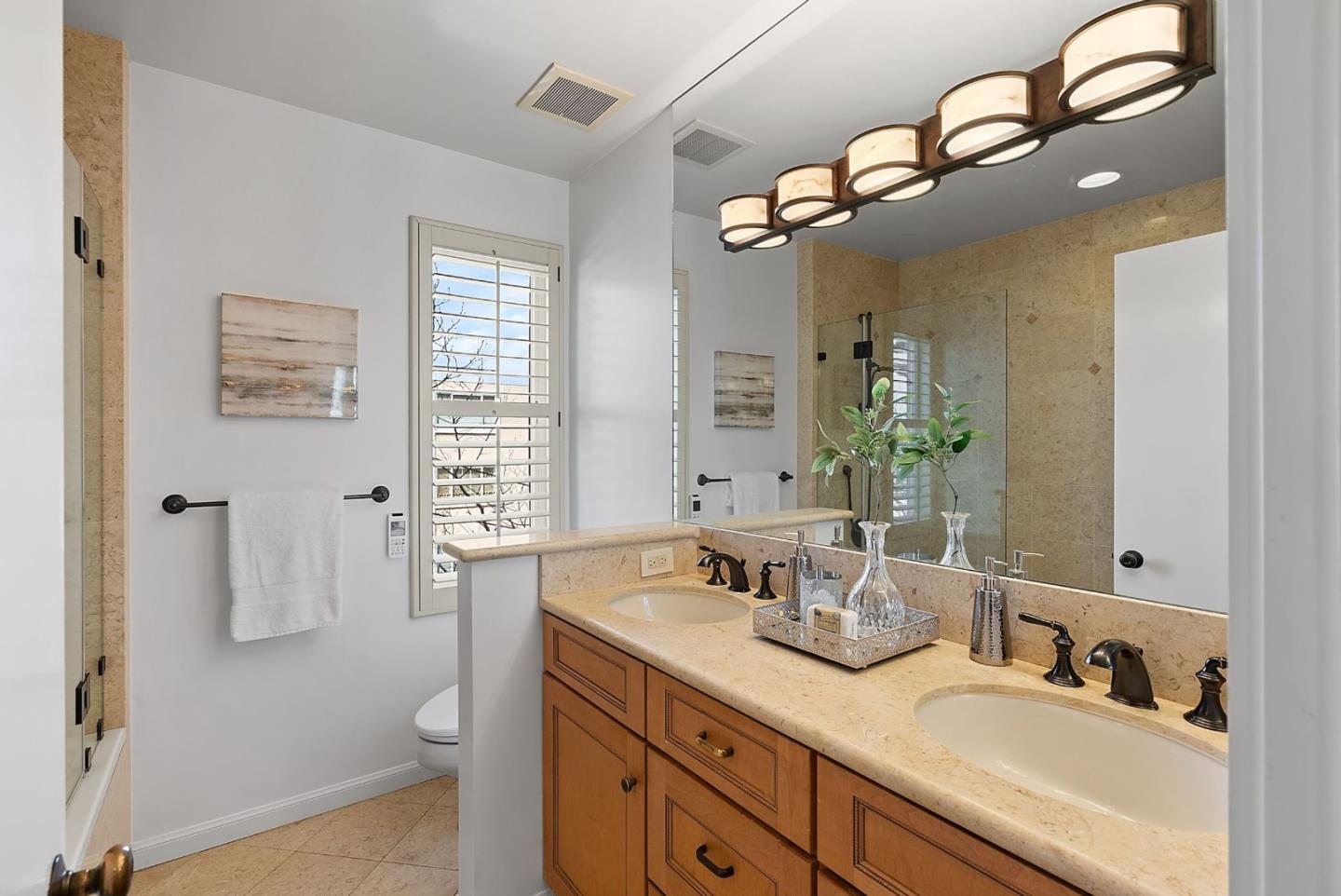 Detail Gallery Image 27 of 53 For 2390 Hyde St 1a,  San Francisco,  CA 94109 - 3 Beds | 2 Baths