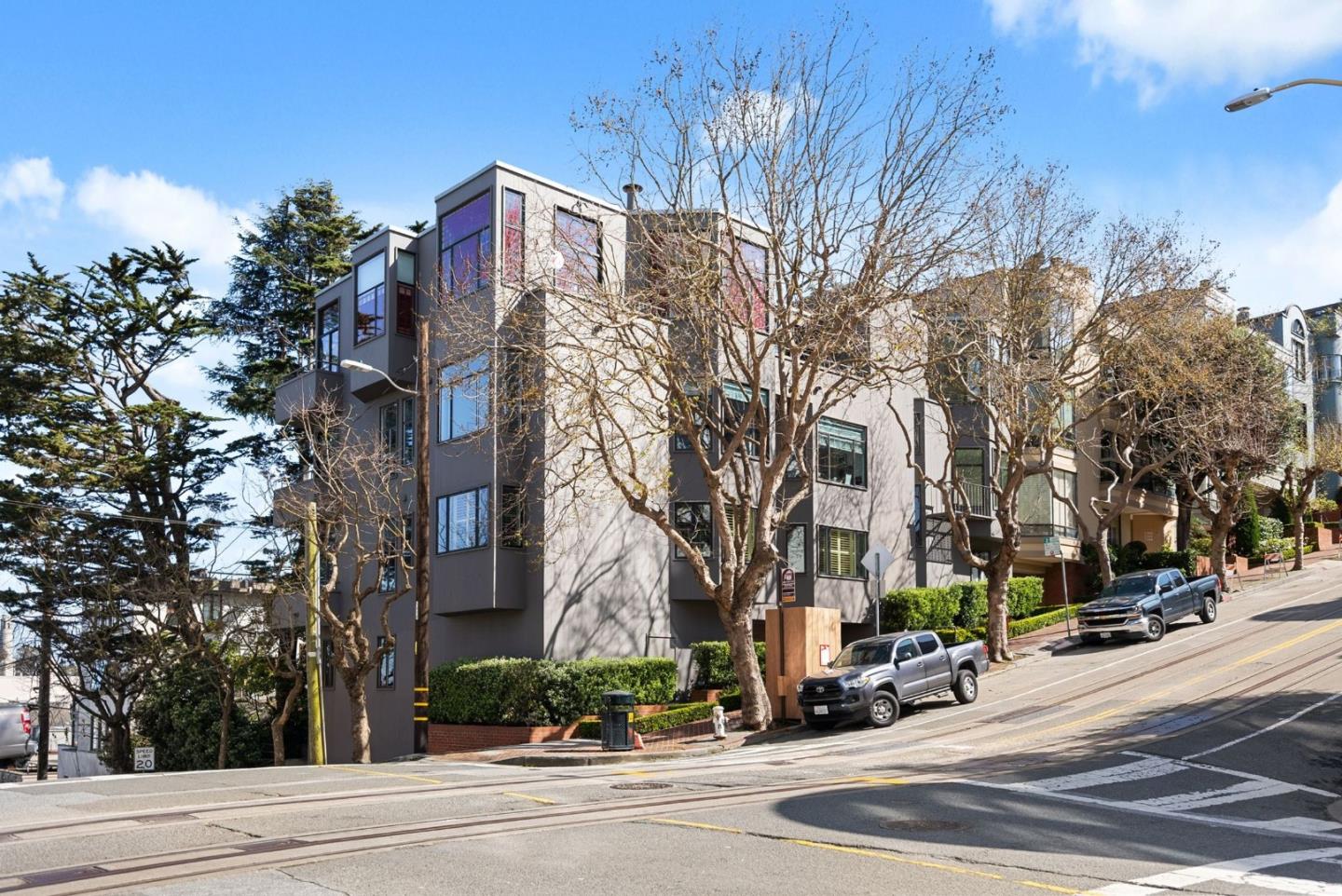 Detail Gallery Image 3 of 53 For 2390 Hyde St 1a,  San Francisco,  CA 94109 - 3 Beds | 2 Baths