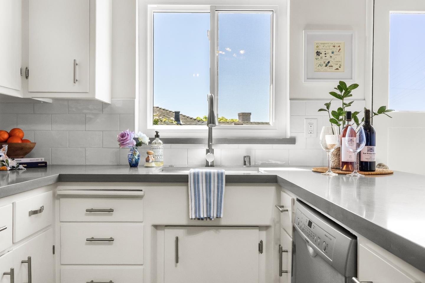 Detail Gallery Image 10 of 35 For 107 Las Ondas Ct, Santa Cruz,  CA 95060 - 3 Beds | 2 Baths