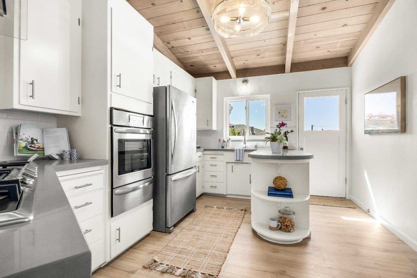 Detail Gallery Image 8 of 35 For 107 Las Ondas Ct, Santa Cruz,  CA 95060 - 3 Beds | 2 Baths