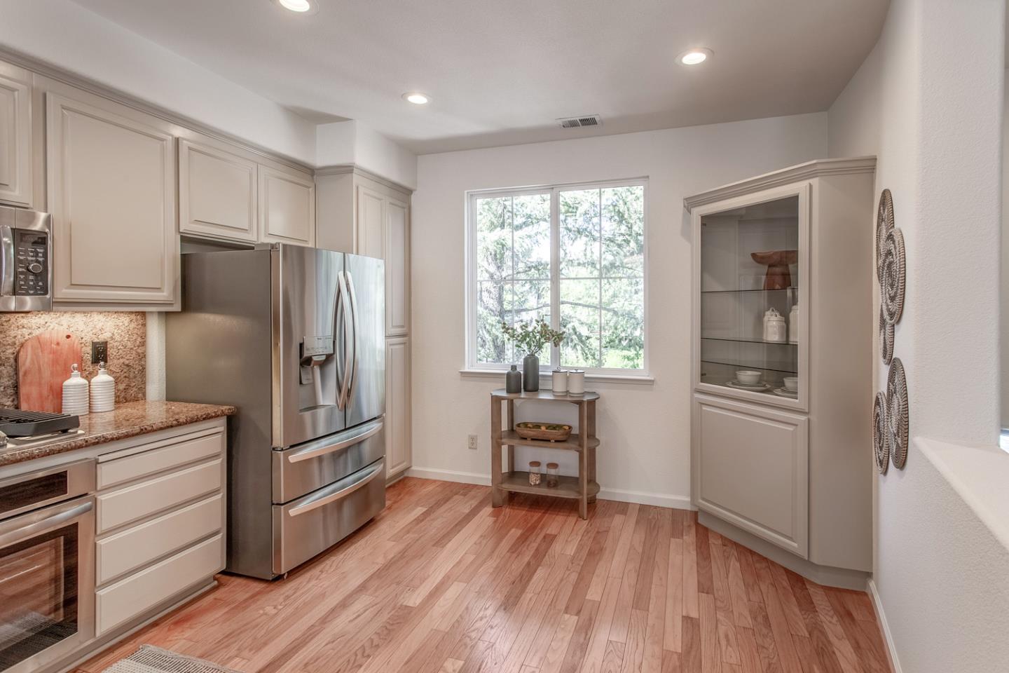 Detail Gallery Image 11 of 25 For 30 Royal Oak Ct, Mountain View,  CA 94040 - 3 Beds | 2/1 Baths