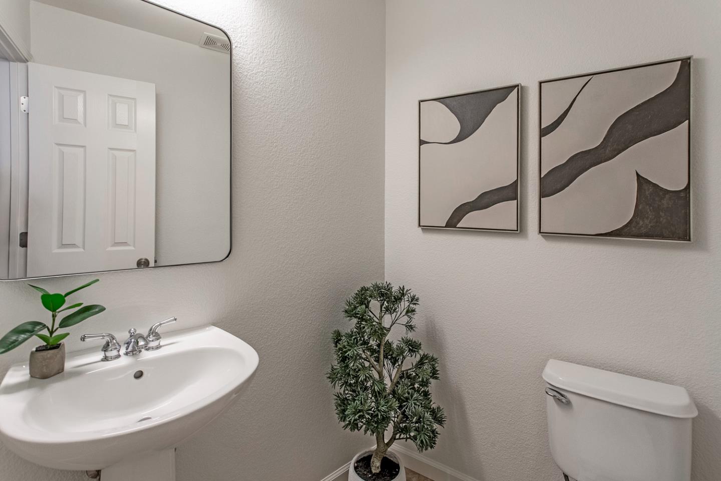 Detail Gallery Image 12 of 25 For 30 Royal Oak Ct, Mountain View,  CA 94040 - 3 Beds | 2/1 Baths