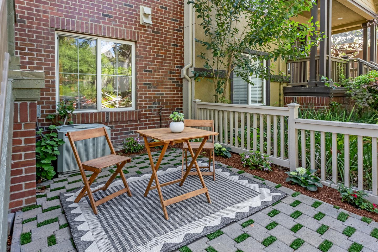 Detail Gallery Image 2 of 25 For 30 Royal Oak Ct, Mountain View,  CA 94040 - 3 Beds | 2/1 Baths