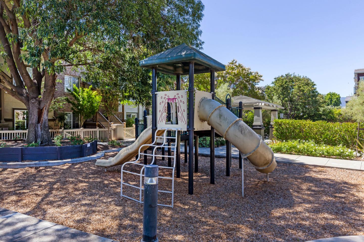 Detail Gallery Image 23 of 25 For 30 Royal Oak Ct, Mountain View,  CA 94040 - 3 Beds | 2/1 Baths