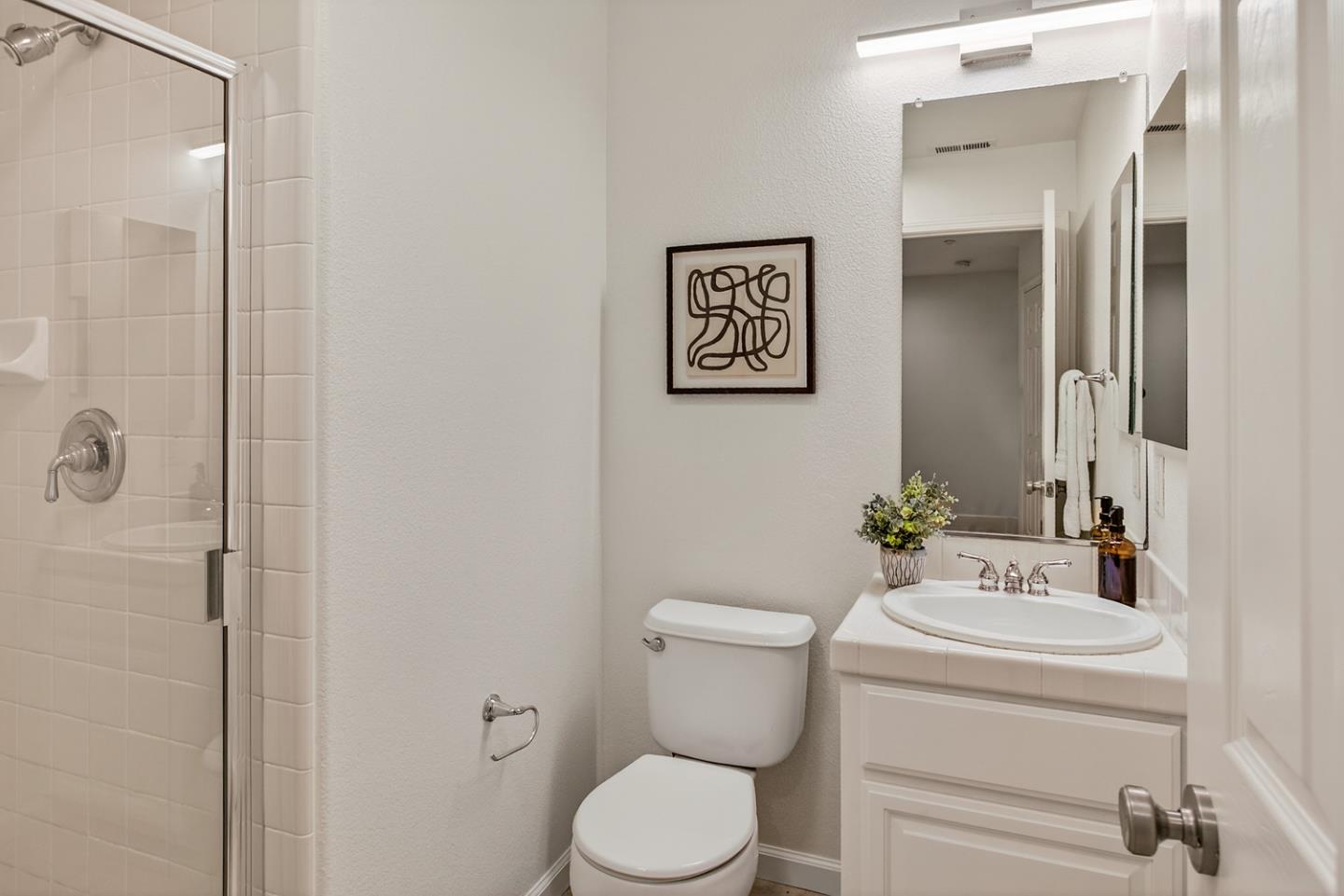 Detail Gallery Image 5 of 25 For 30 Royal Oak Ct, Mountain View,  CA 94040 - 3 Beds | 2/1 Baths