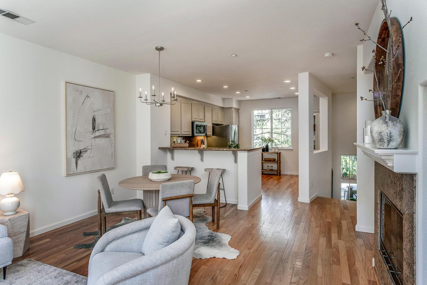 Detail Gallery Image 9 of 25 For 30 Royal Oak Ct, Mountain View,  CA 94040 - 3 Beds | 2/1 Baths