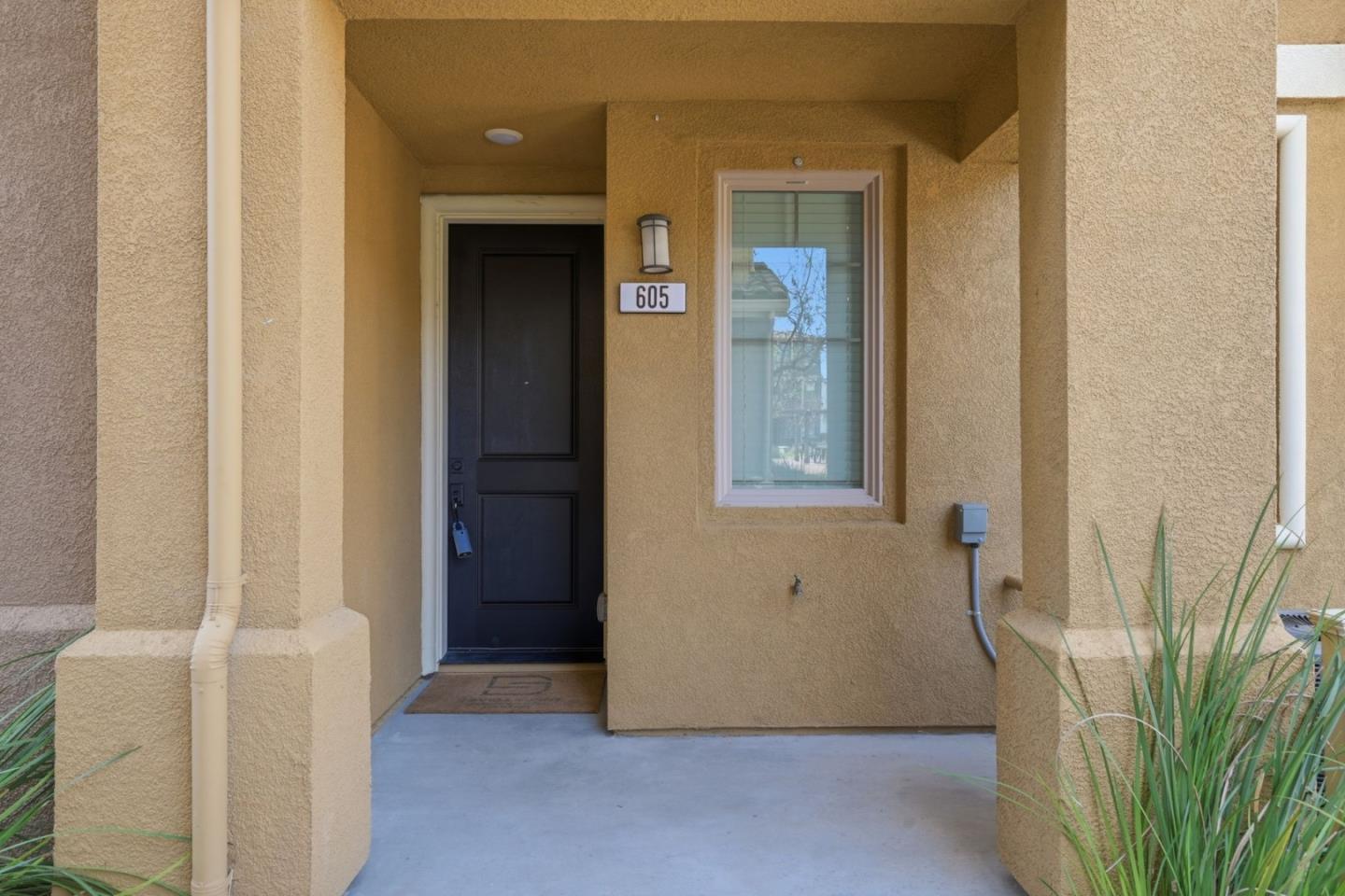 Detail Gallery Image 2 of 36 For 605 Cinnamon Cir, Mountain View,  CA 94043 - 2 Beds | 2/1 Baths