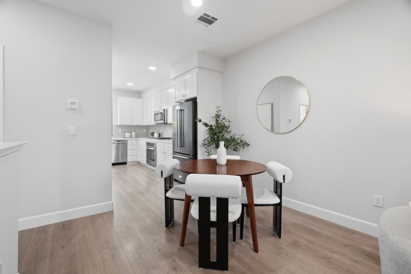 Detail Gallery Image 4 of 36 For 605 Cinnamon Cir, Mountain View,  CA 94043 - 2 Beds | 2/1 Baths