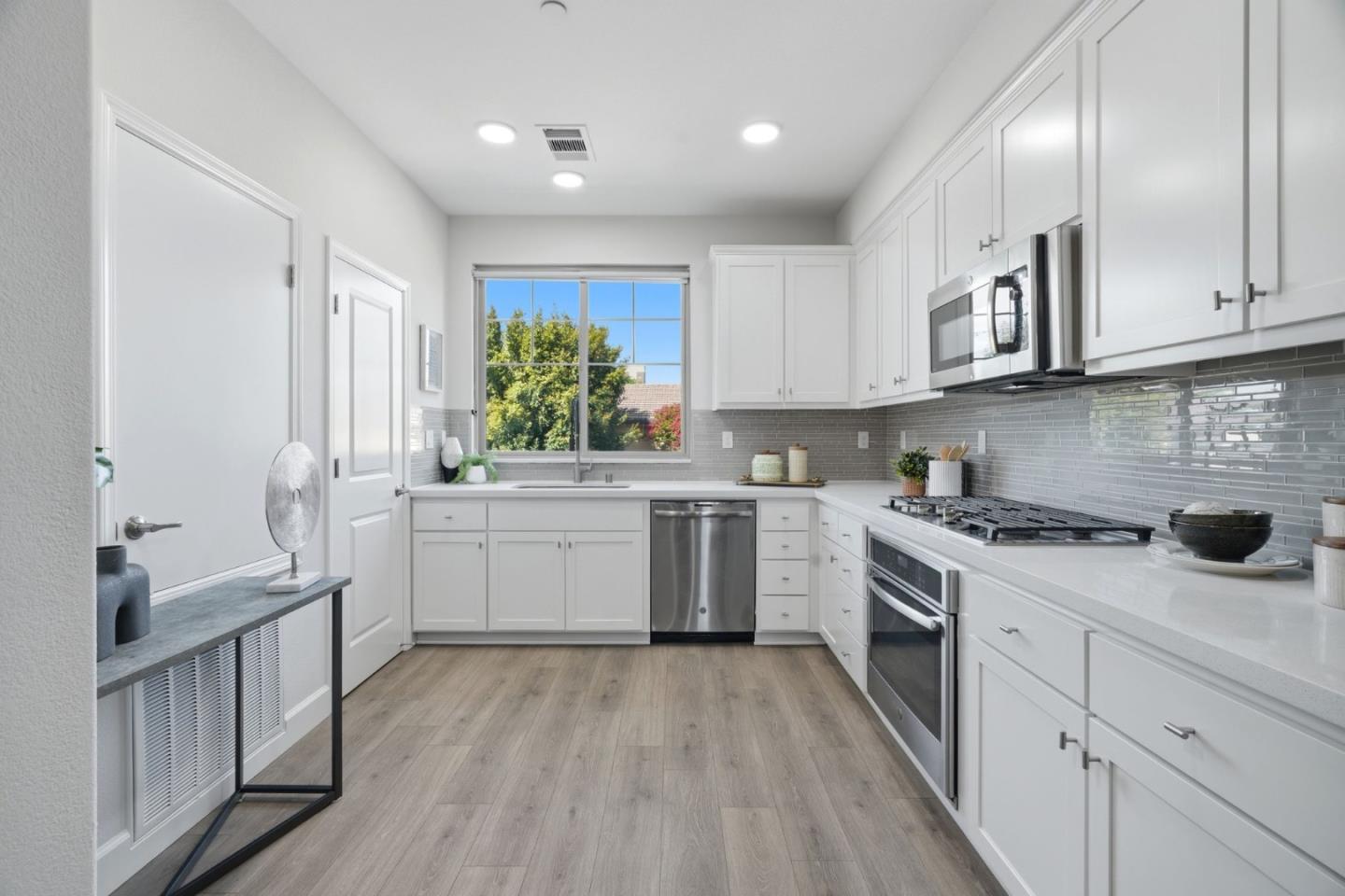 Detail Gallery Image 5 of 36 For 605 Cinnamon Cir, Mountain View,  CA 94043 - 2 Beds | 2/1 Baths