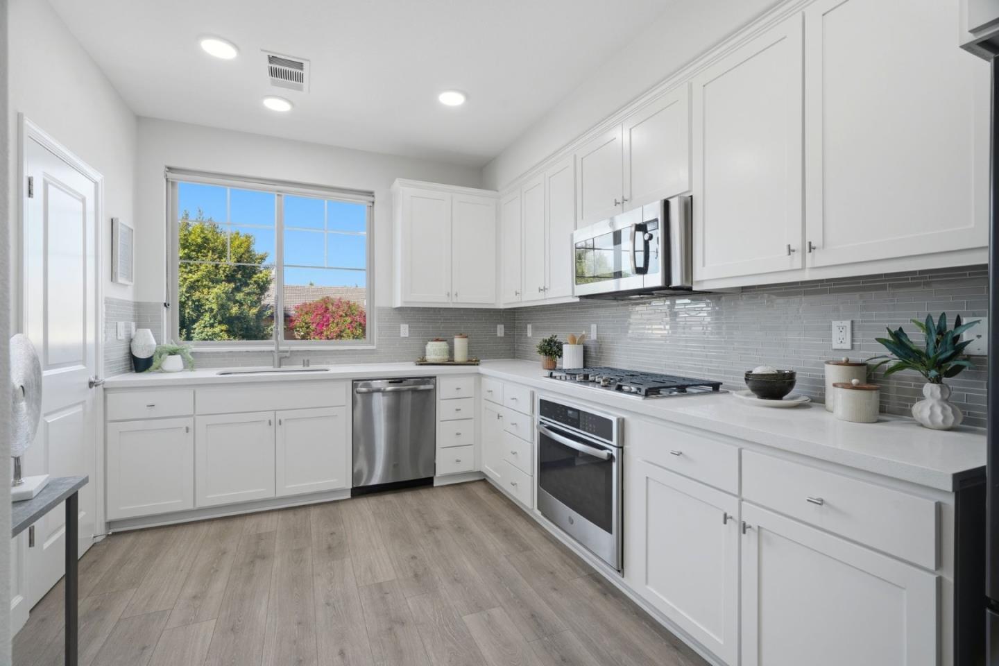 Detail Gallery Image 6 of 36 For 605 Cinnamon Cir, Mountain View,  CA 94043 - 2 Beds | 2/1 Baths