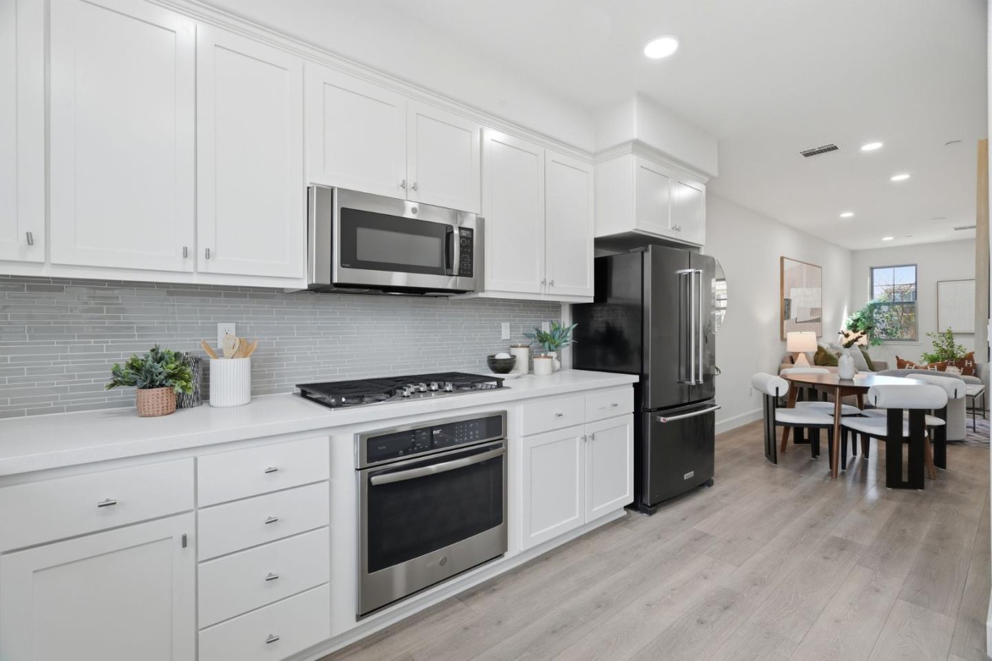 Detail Gallery Image 7 of 36 For 605 Cinnamon Cir, Mountain View,  CA 94043 - 2 Beds | 2/1 Baths