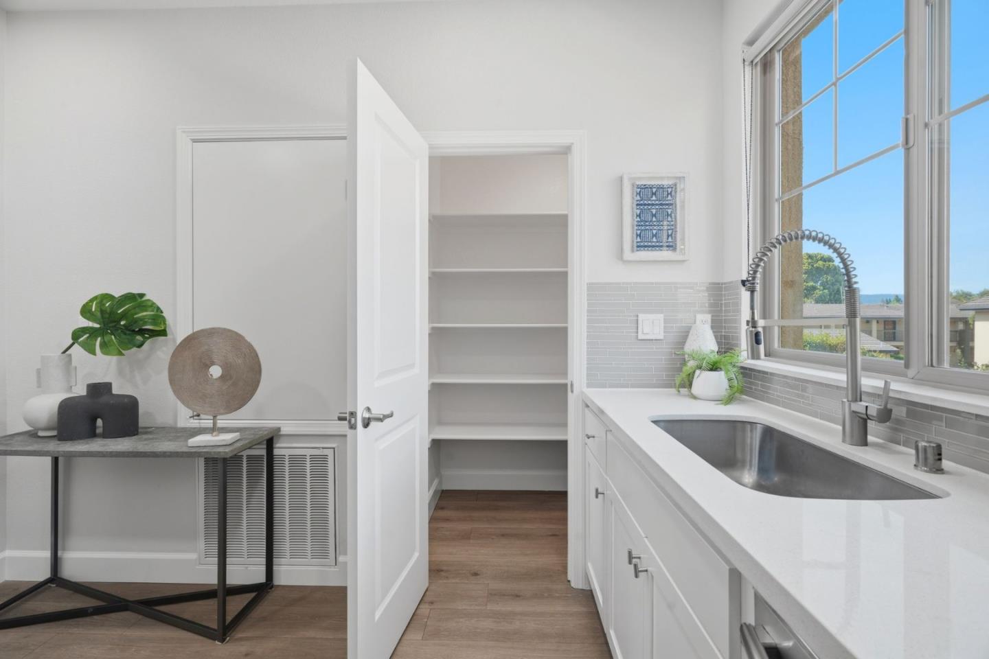 Detail Gallery Image 8 of 36 For 605 Cinnamon Cir, Mountain View,  CA 94043 - 2 Beds | 2/1 Baths