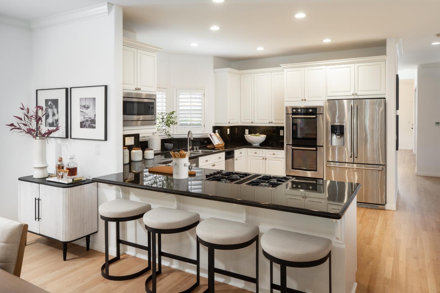 Detail Gallery Image 10 of 35 For 810 Arroyo Ct, Palo Alto,  CA 94306 - 5 Beds | 3/1 Baths