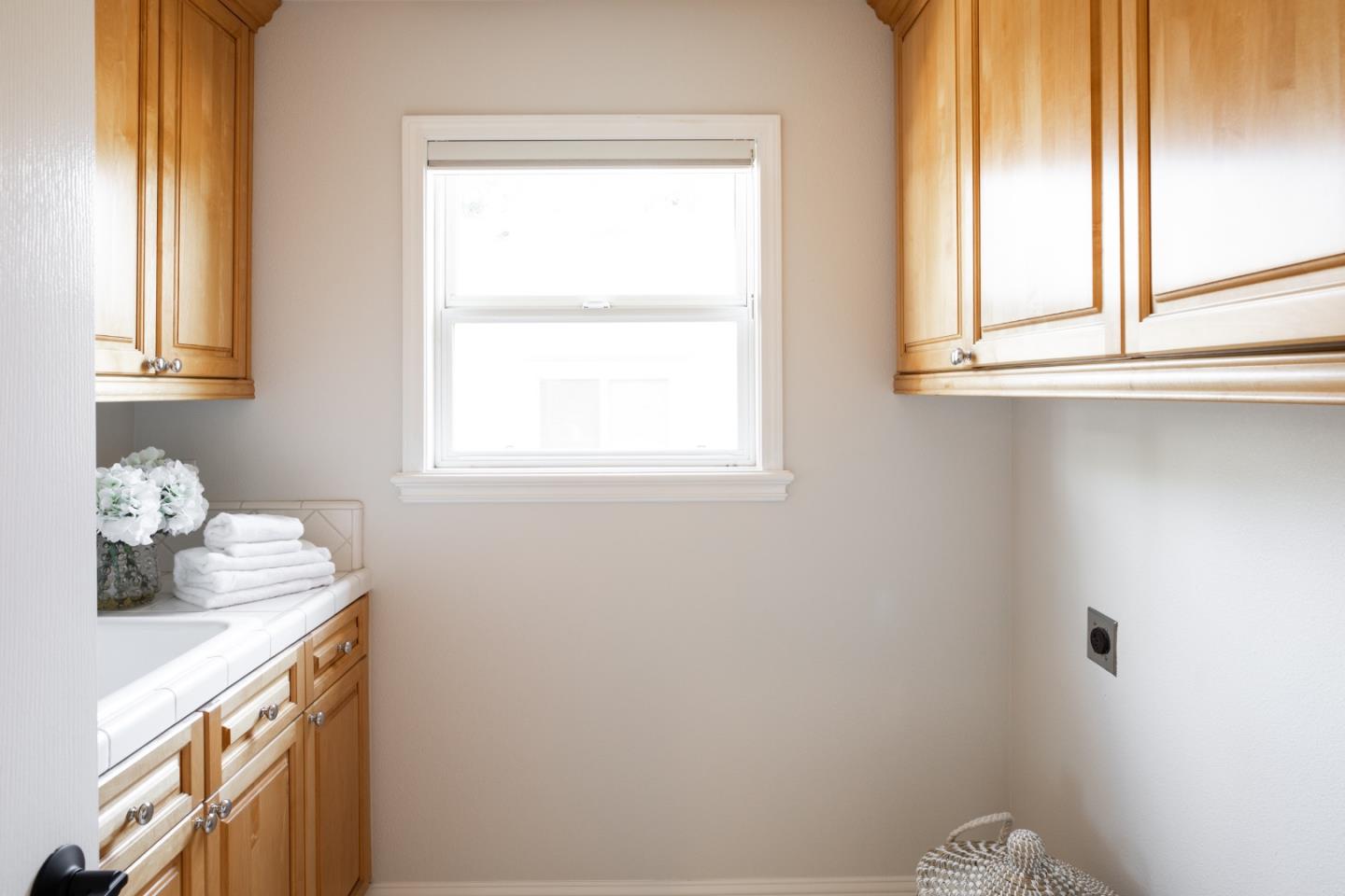 Detail Gallery Image 30 of 35 For 810 Arroyo Ct, Palo Alto,  CA 94306 - 5 Beds | 3/1 Baths