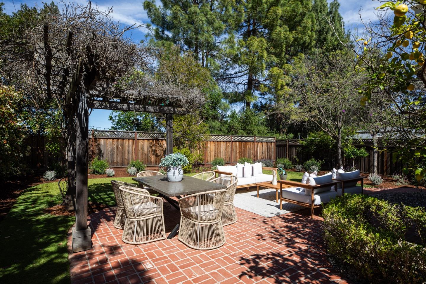 Detail Gallery Image 32 of 35 For 810 Arroyo Ct, Palo Alto,  CA 94306 - 5 Beds | 3/1 Baths