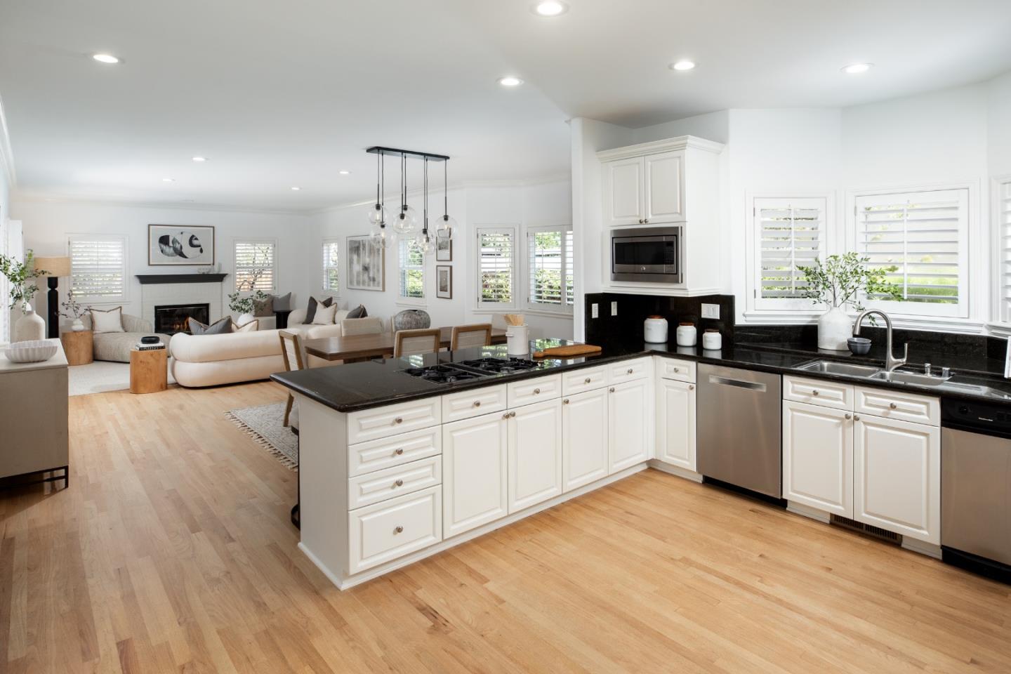 Detail Gallery Image 9 of 35 For 810 Arroyo Ct, Palo Alto,  CA 94306 - 5 Beds | 3/1 Baths