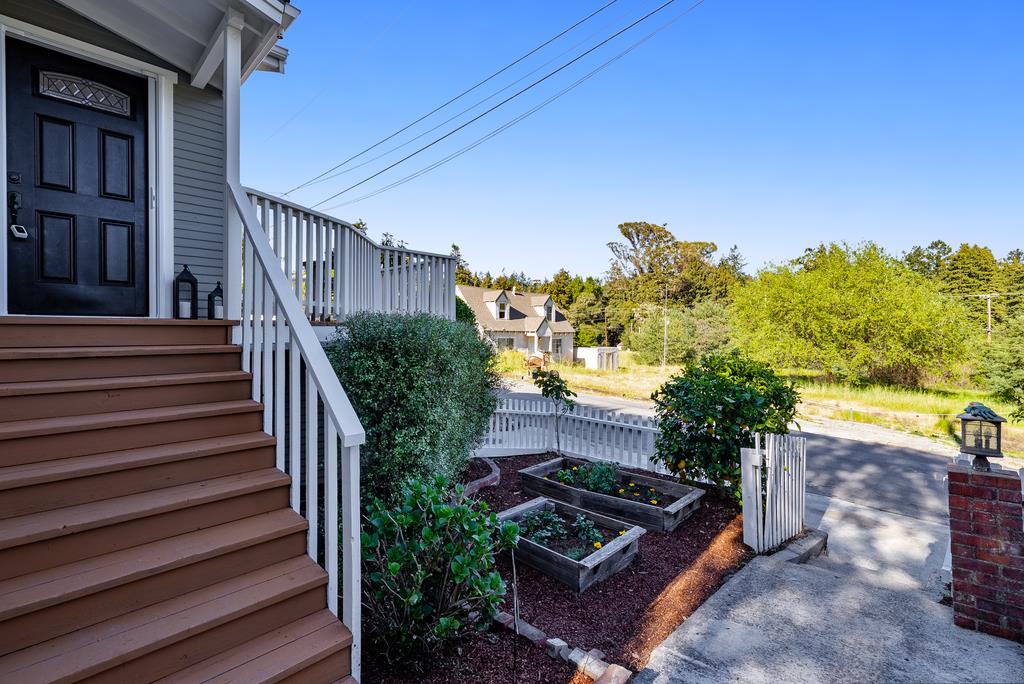 Detail Gallery Image 8 of 37 For 46 Beulah Dr, Santa Cruz,  CA 95060 - 2 Beds | 1 Baths
