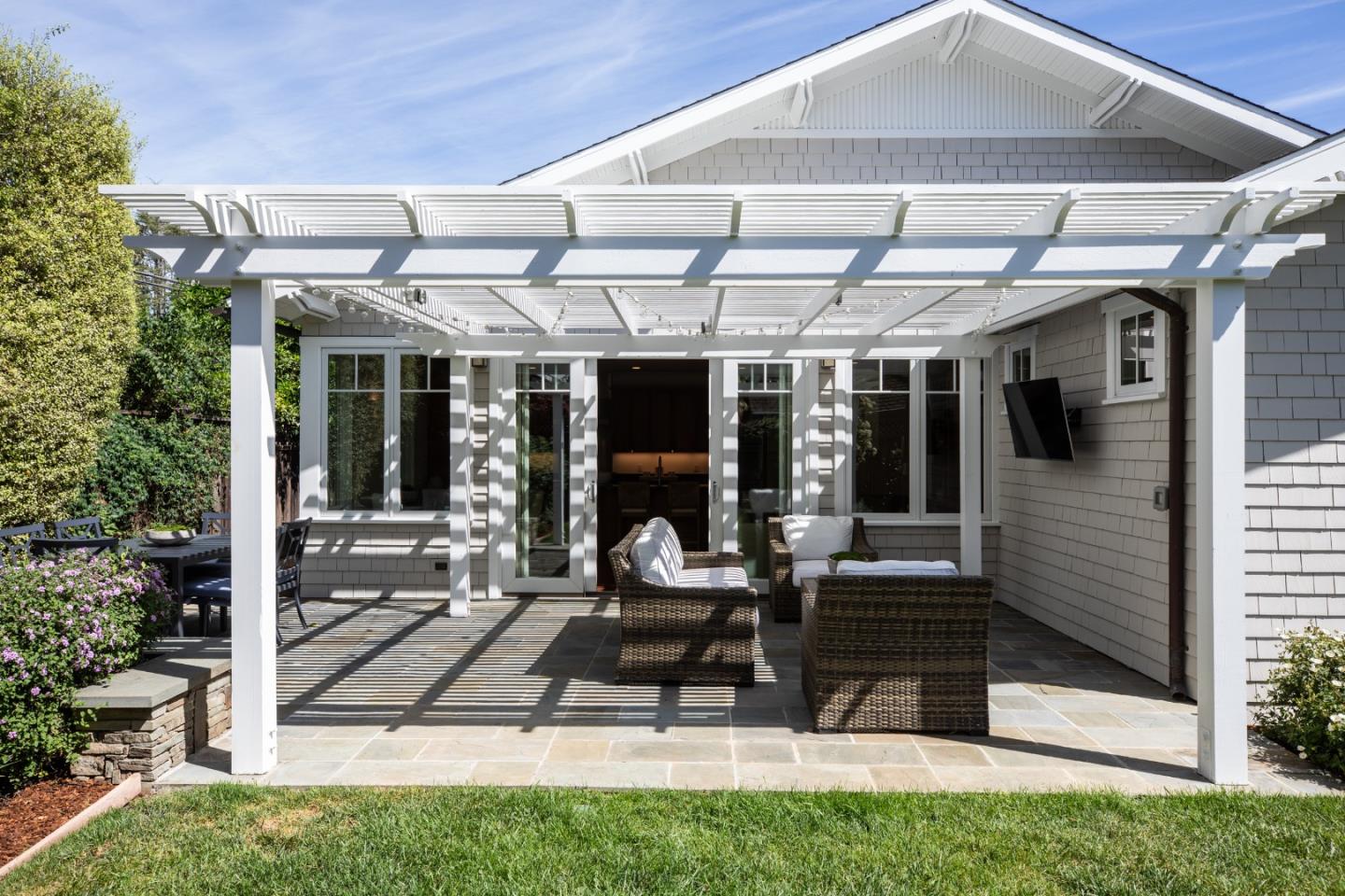 Detail Gallery Image 23 of 33 For 384 Hawthorne Ave, Los Altos,  CA 94022 - 4 Beds | 3/1 Baths