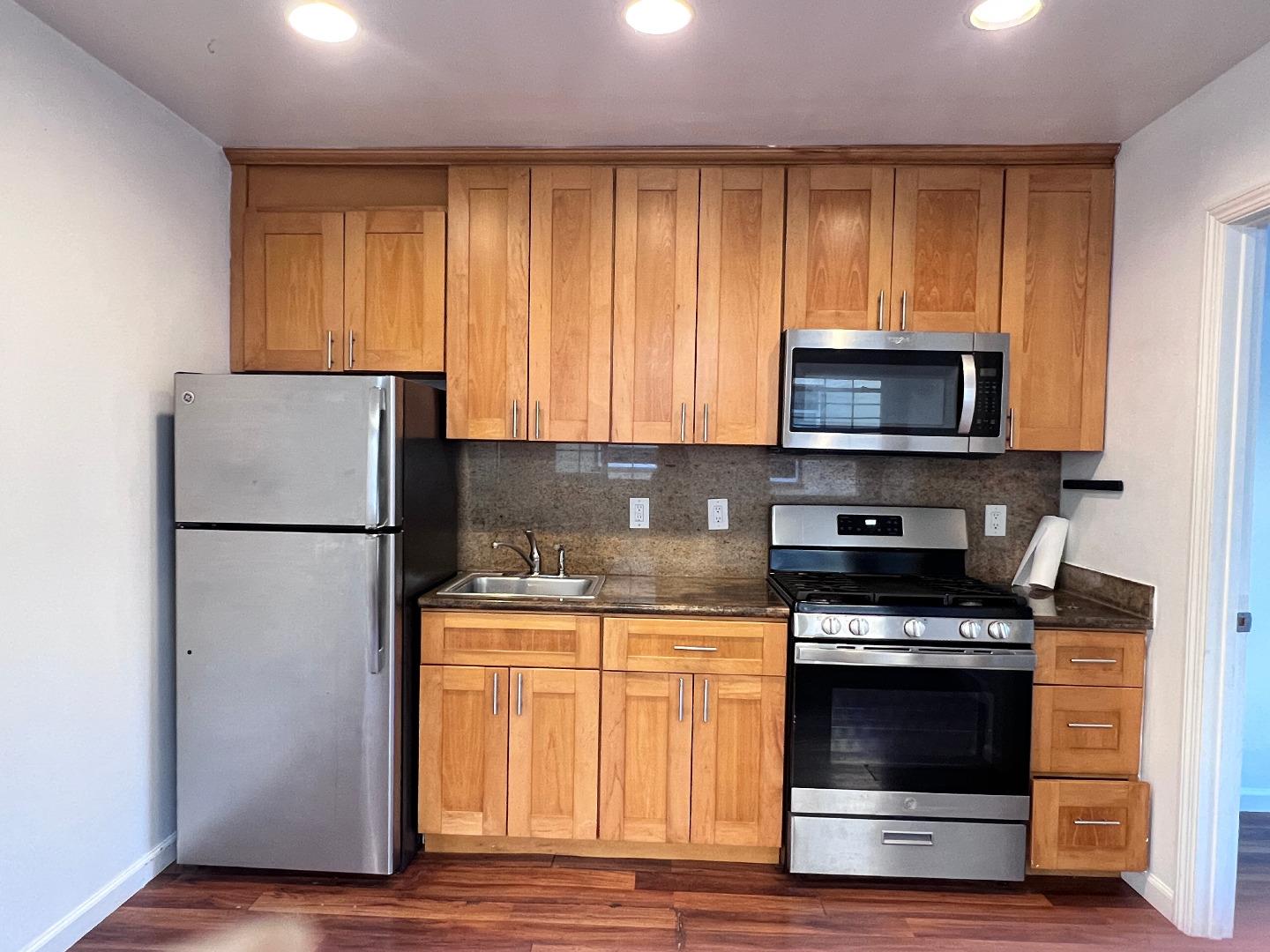 Detail Gallery Image 2 of 12 For 1627 Fairview St #C,  Berkeley,  CA 94703 - 2 Beds | 1 Baths