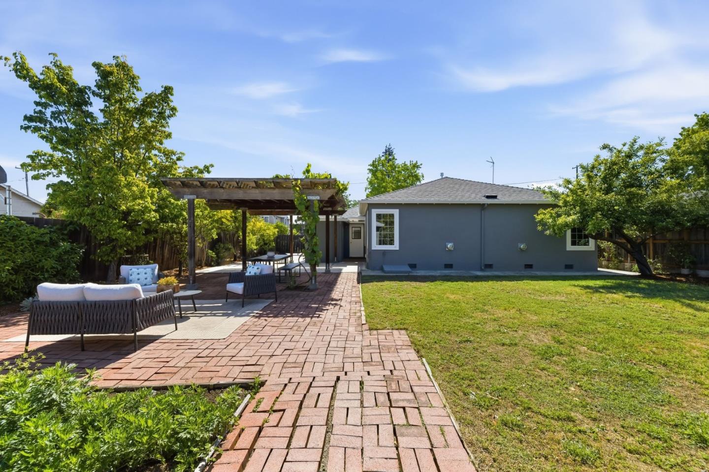 Detail Gallery Image 14 of 25 For 410 Wilton Ave, Palo Alto,  CA 94306 - 4 Beds | 2 Baths