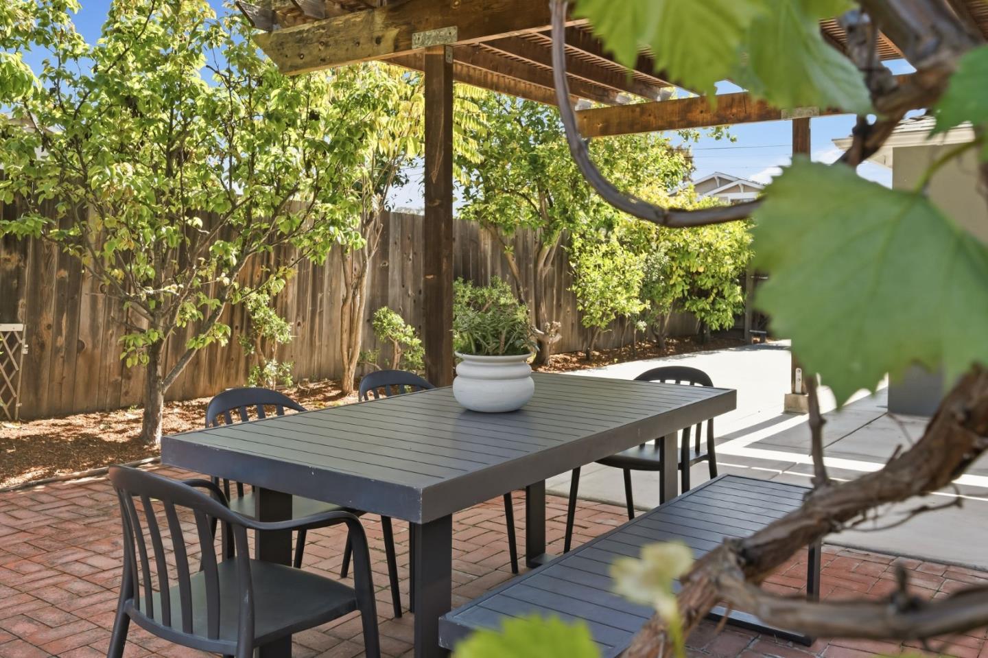 Detail Gallery Image 21 of 25 For 410 Wilton Ave, Palo Alto,  CA 94306 - 4 Beds | 2 Baths