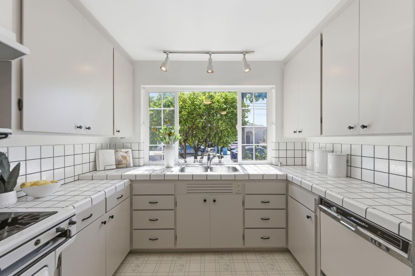 Detail Gallery Image 5 of 25 For 410 Wilton Ave, Palo Alto,  CA 94306 - 4 Beds | 2 Baths