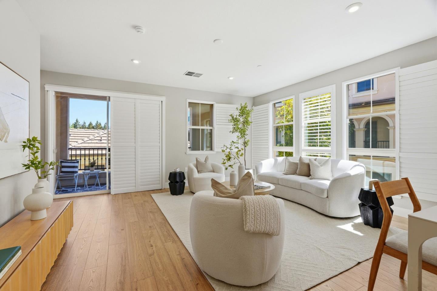 Detail Gallery Image 4 of 53 For 560 Saint Remi Ter #1,  Sunnyvale,  CA 94085 - 3 Beds | 3/1 Baths