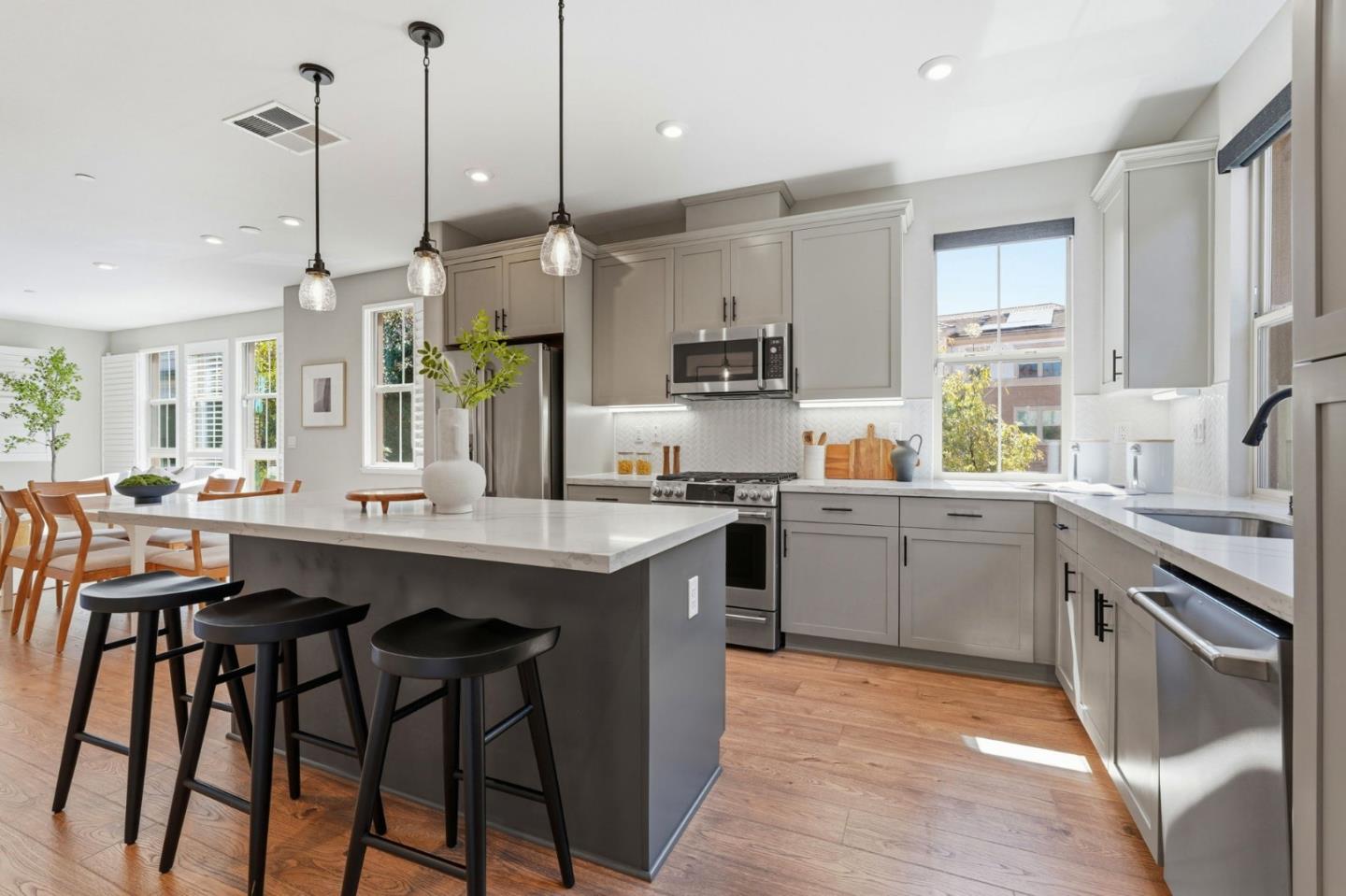 Detail Gallery Image 9 of 53 For 560 Saint Remi Ter #1,  Sunnyvale,  CA 94085 - 3 Beds | 3/1 Baths