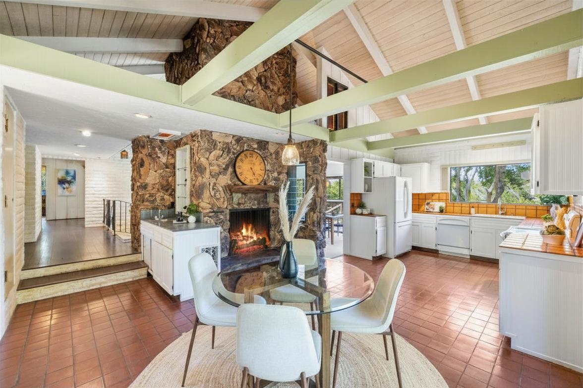 Detail Gallery Image 9 of 28 For 27460 Loma Del Rey, Carmel Valley,  CA 93923 - 4 Beds | 3 Baths