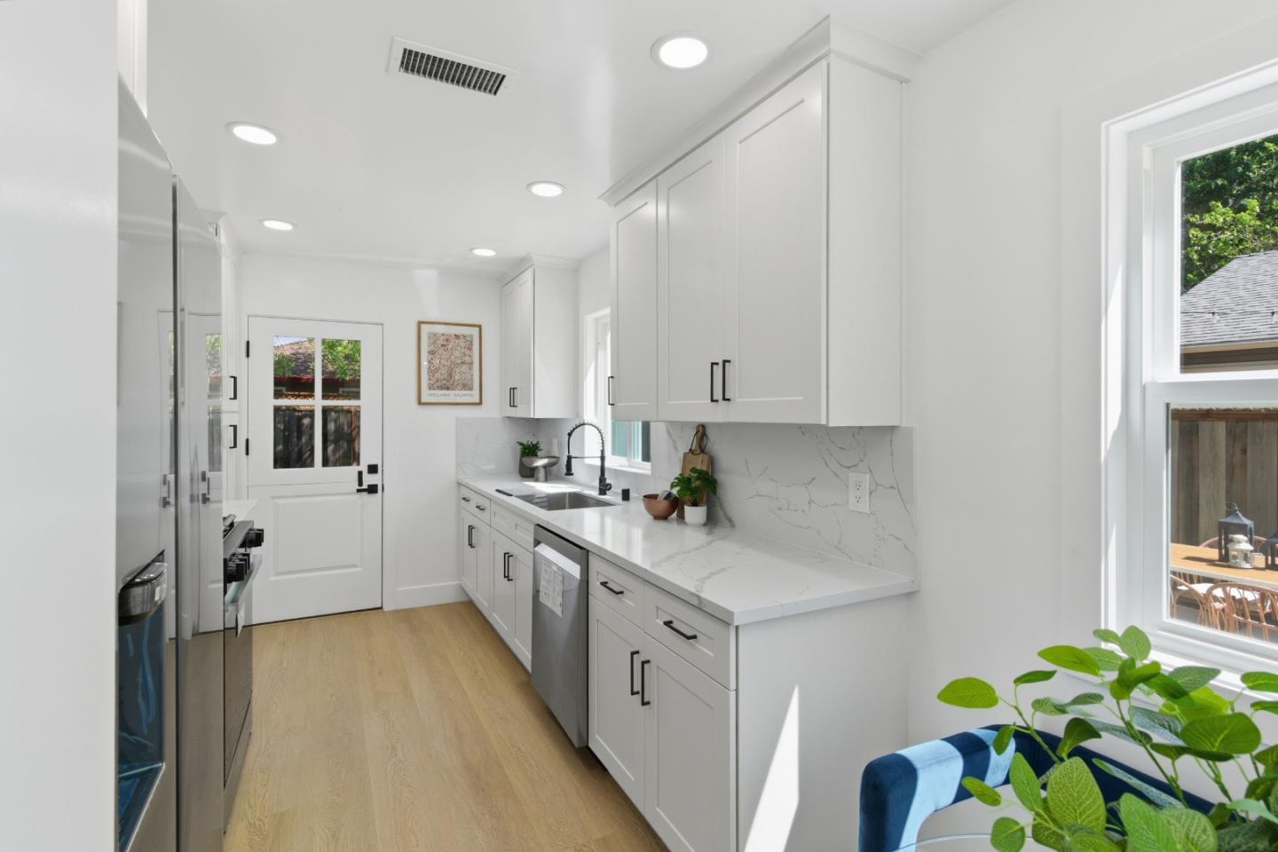 Detail Gallery Image 13 of 28 For 577 Green Manor Ct, Palo Alto,  CA 94301 - 2 Beds | 1 Baths