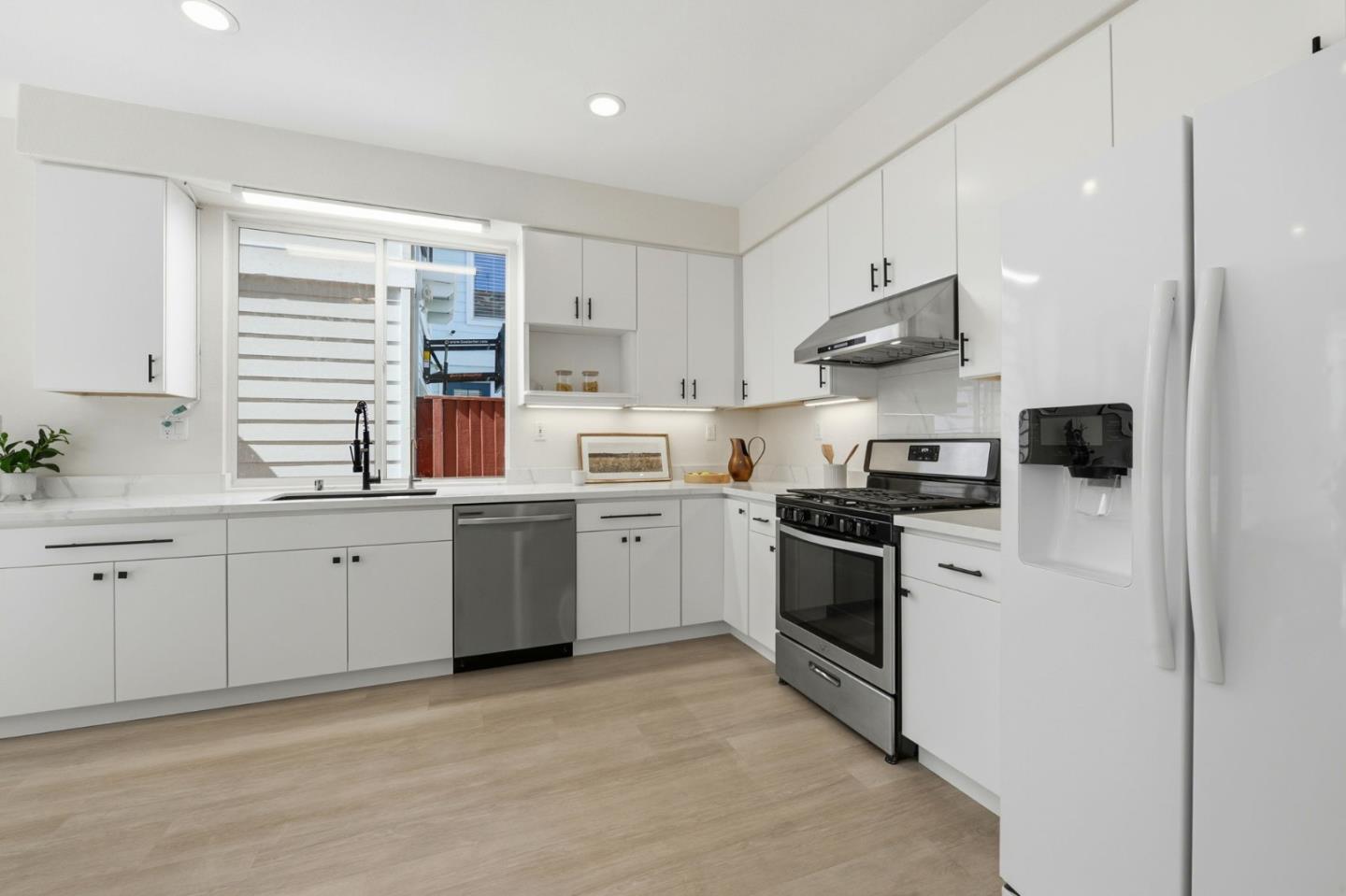 Detail Gallery Image 10 of 41 For 950 Mouton Cir, East Palo Alto,  CA 94303 - 4 Beds | 2/1 Baths