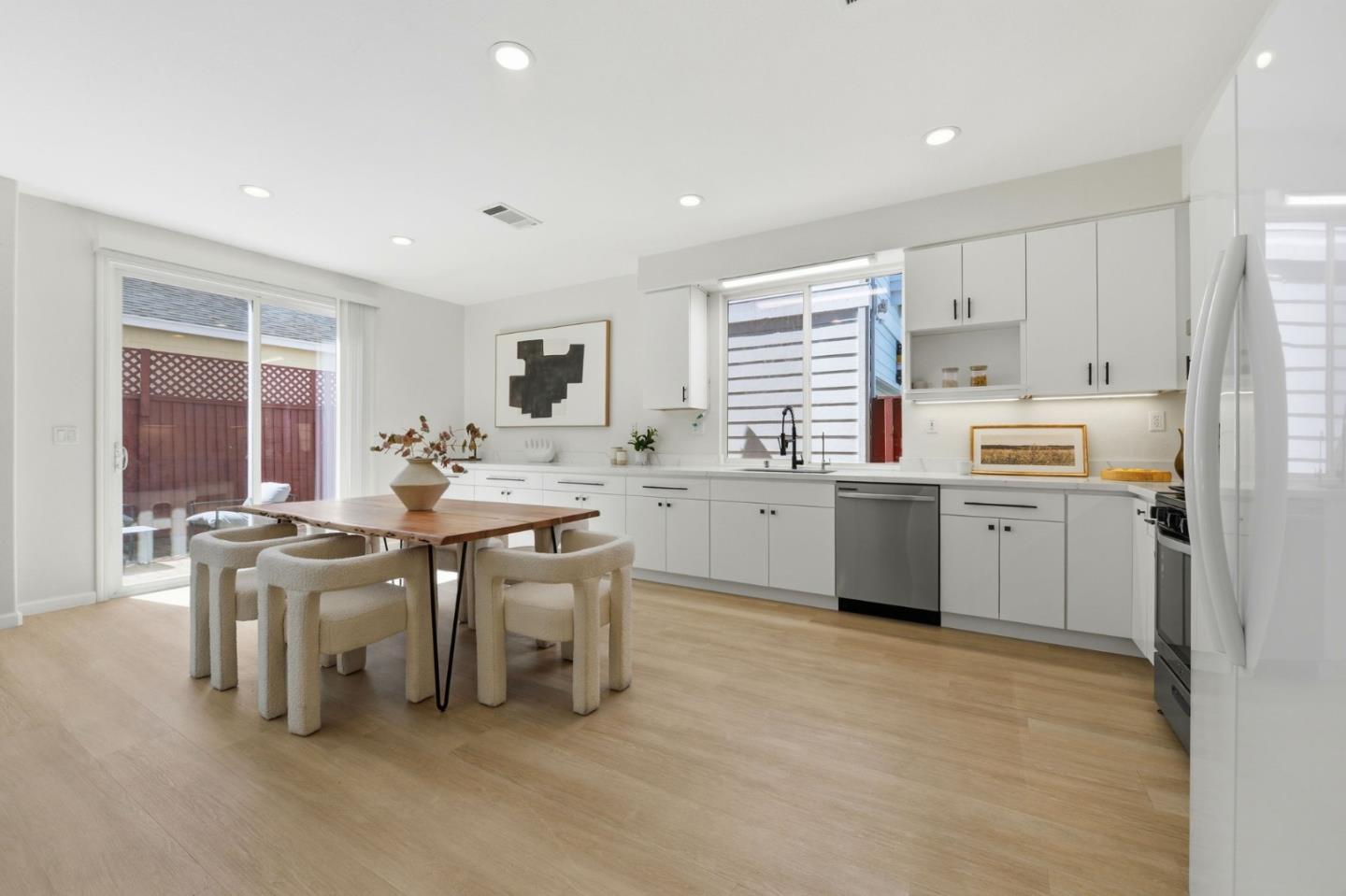 Detail Gallery Image 11 of 41 For 950 Mouton Cir, East Palo Alto,  CA 94303 - 4 Beds | 2/1 Baths