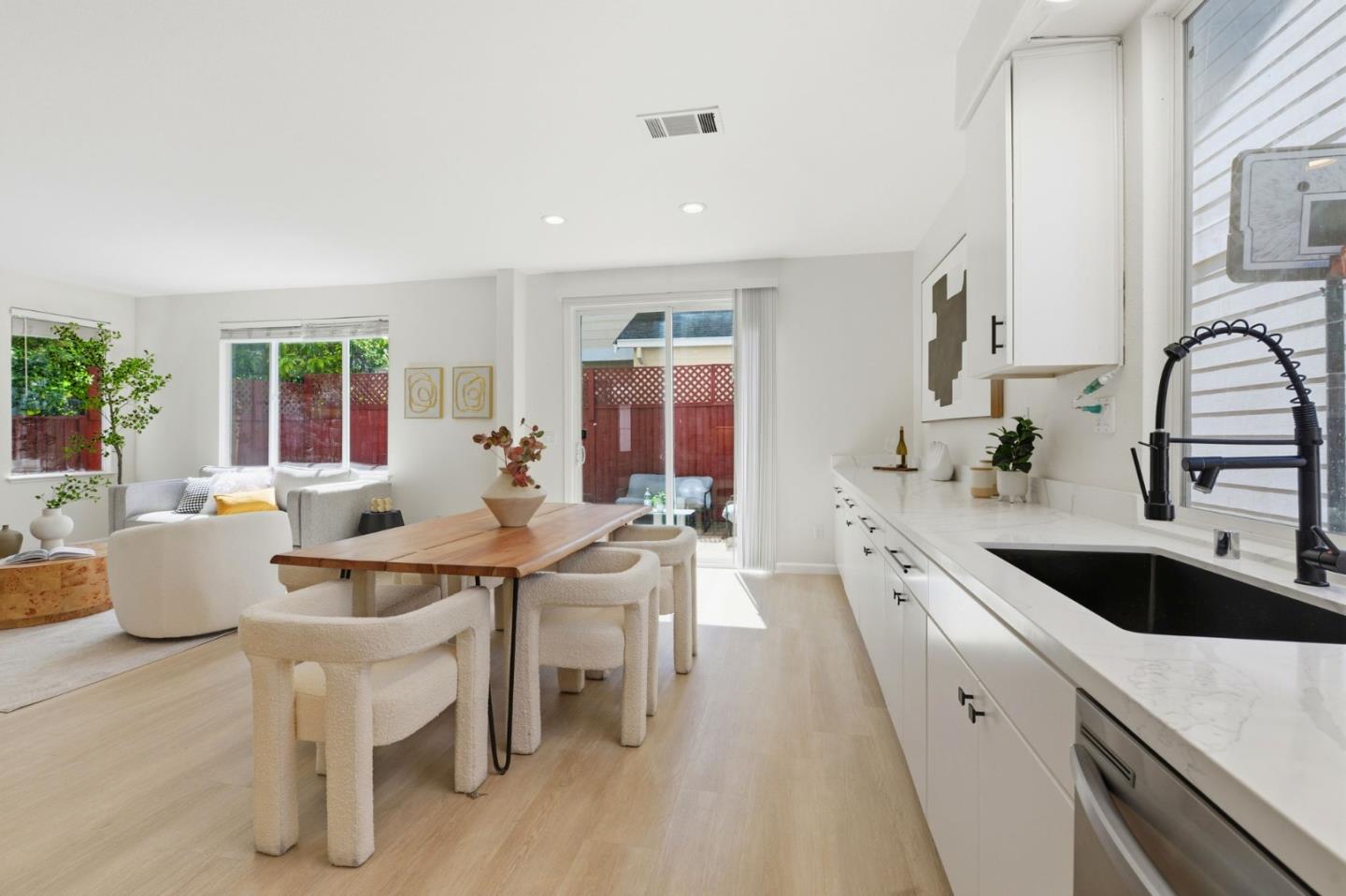 Detail Gallery Image 12 of 41 For 950 Mouton Cir, East Palo Alto,  CA 94303 - 4 Beds | 2/1 Baths